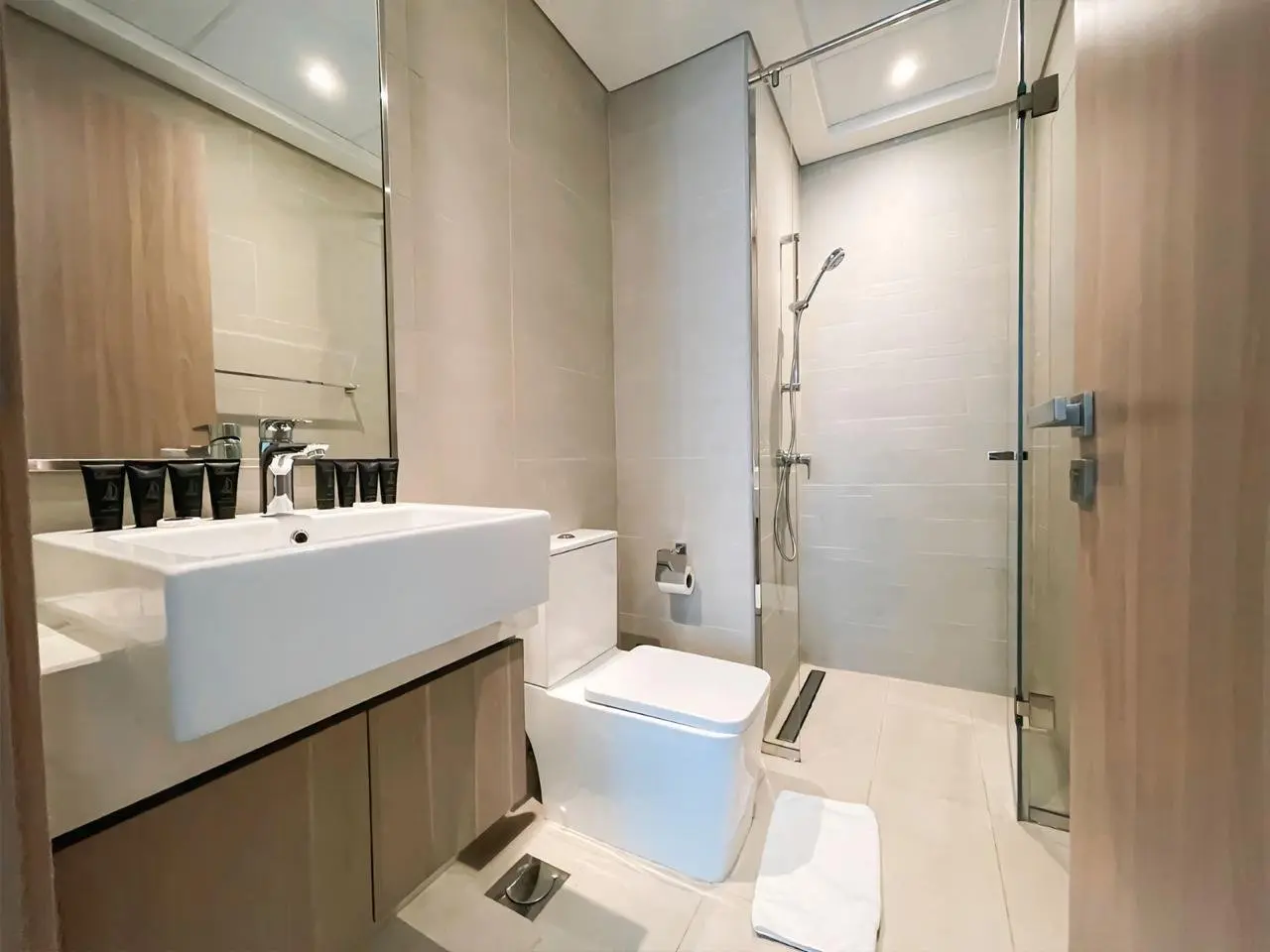 93816-WhatsApp-Image-2025-06-04-at-17.06.08-1 APPARTEMENT D'ANGLE MEUBLÉ | VUE PISCINE | SANS FRAIS DE CLIMATISATION – Appartement Dubai (13/21)