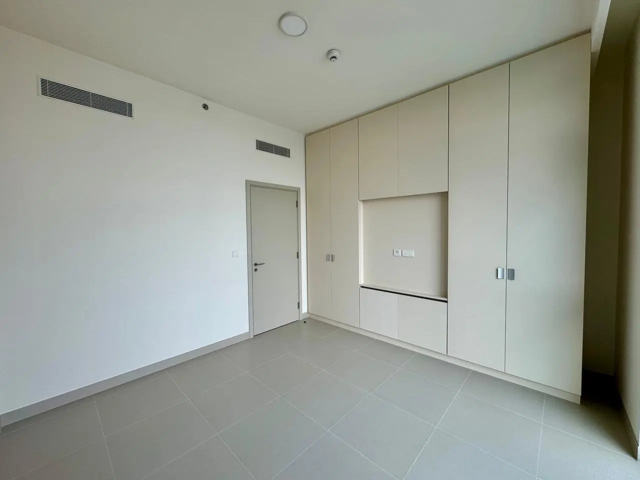 124490-WhatsApp-Image-2026-03-18-at-12.15.54-PM NEUF | AGENCEMENT MODERNE | VUE VILLA – Appartement Dubai (7/20)