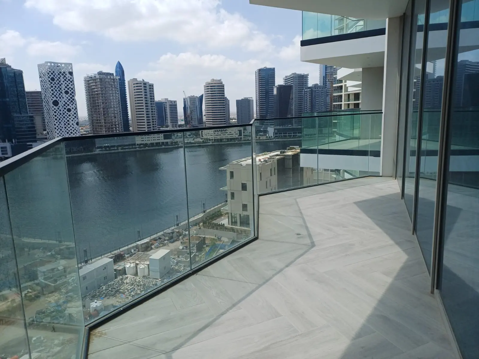 VUE COMPLÈTE SUR LE CANAL | APPARTEMENT D’ANGLE | SUITES 2 CHAMBRES – Appartement Business Bay (1/18)