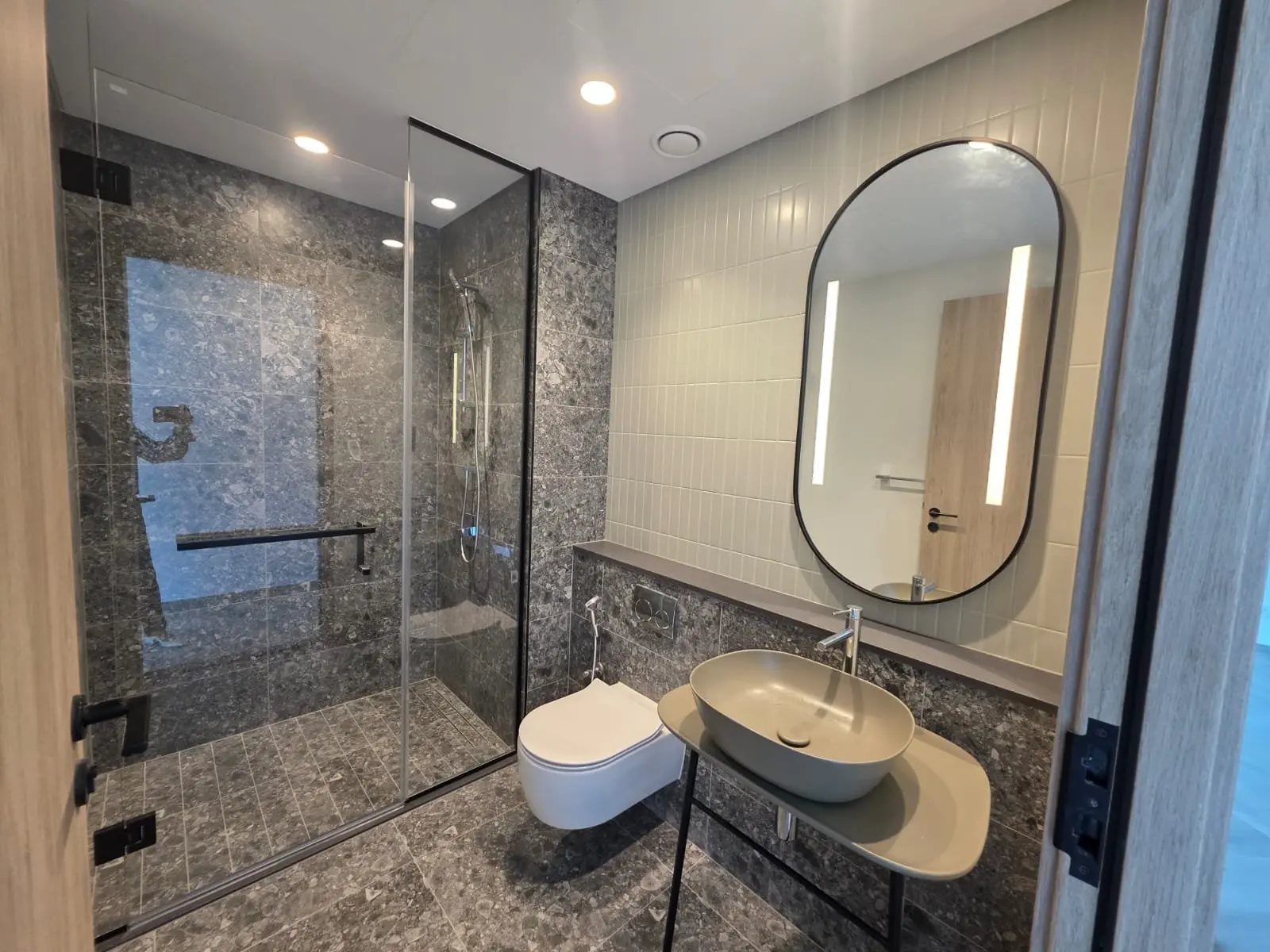 VUE COMPLÈTE SUR LE CANAL | APPARTEMENT D’ANGLE | SUITES 2 CHAMBRES – Appartement Business Bay (14/18)