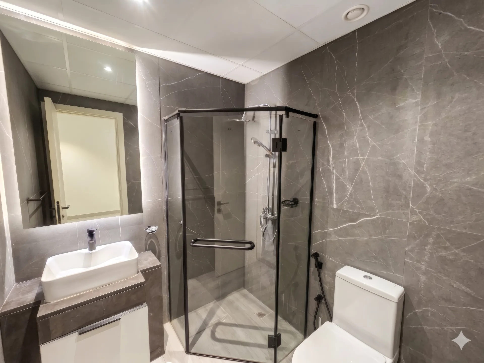 SPACIEUX SÉJOUR | VUE PARC | ESPACE DE RANGEMENT – Appartement Dubai (6/8)