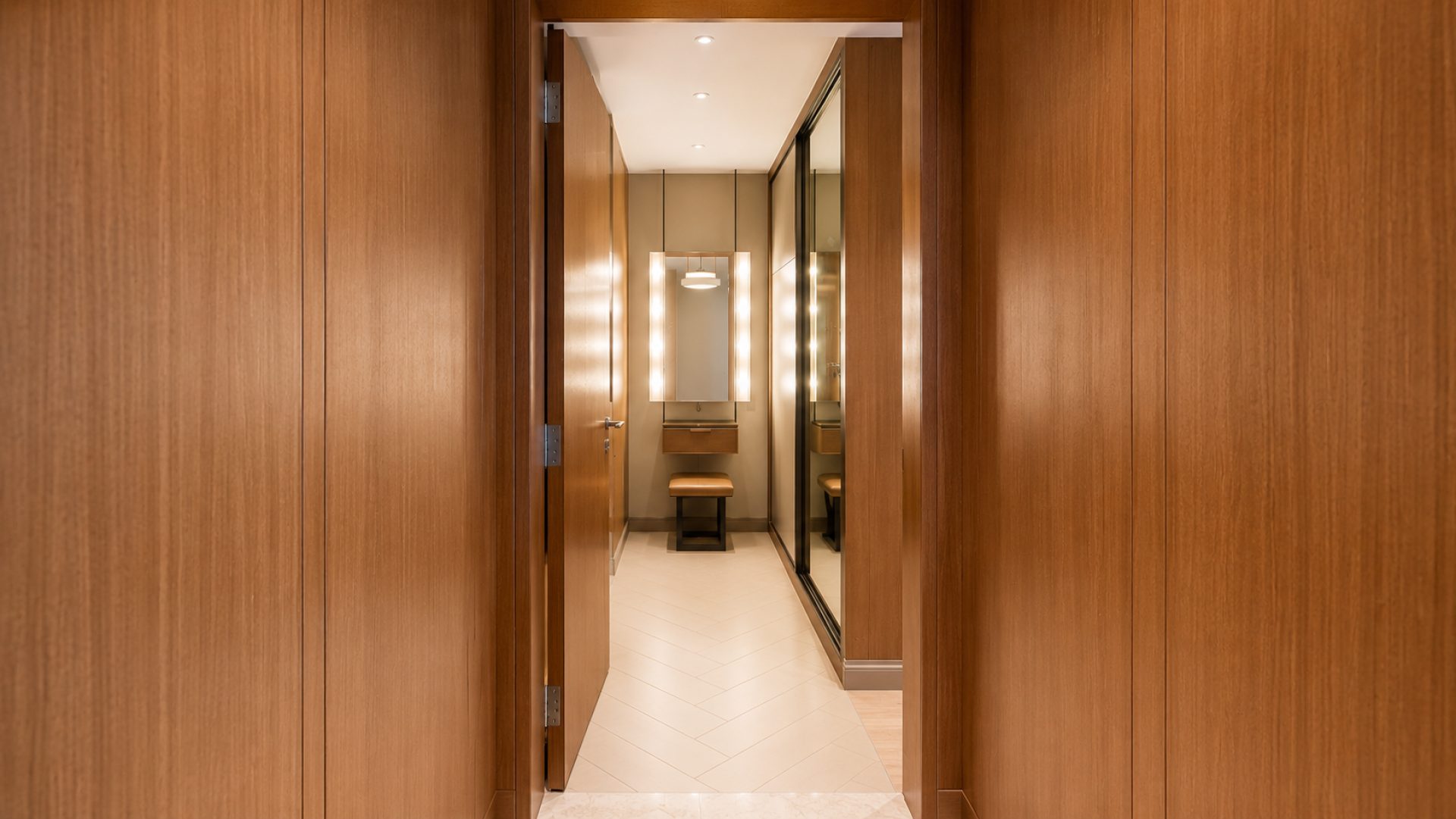LUXE 1BHK MEUBLÉ | ÉTAGE ÉLEVÉ | EMPLACEMENT PREMIUM AU CENTRE‑VILLE Appartement