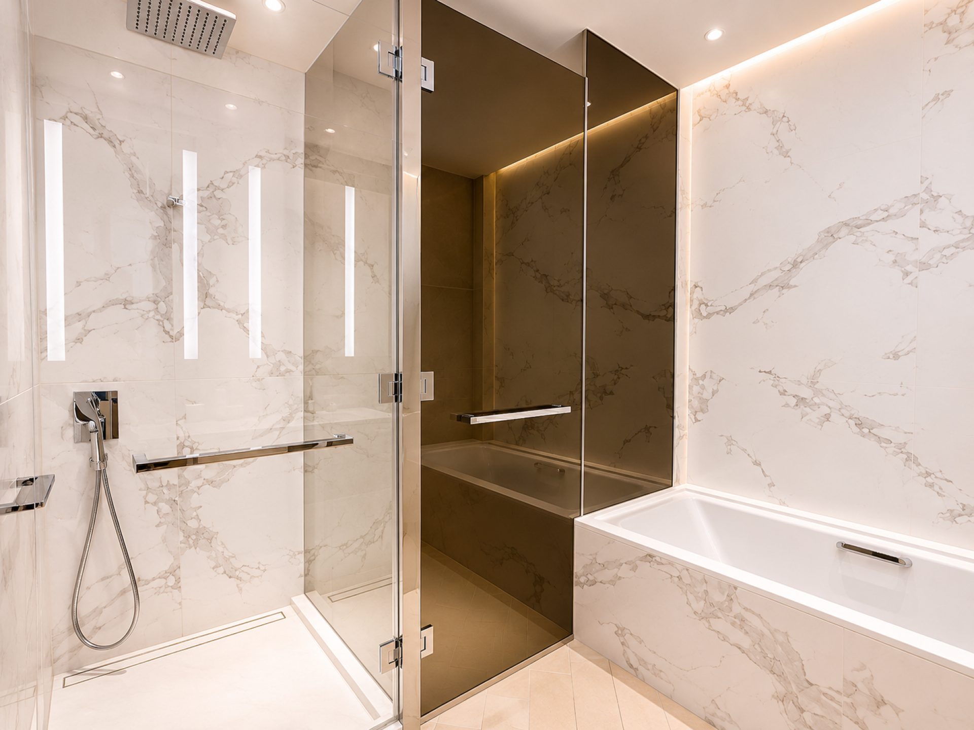 LUXE 1BHK MEUBLÉ | ÉTAGE ÉLEVÉ | EMPLACEMENT PREMIUM AU CENTRE‑VILLE Appartement