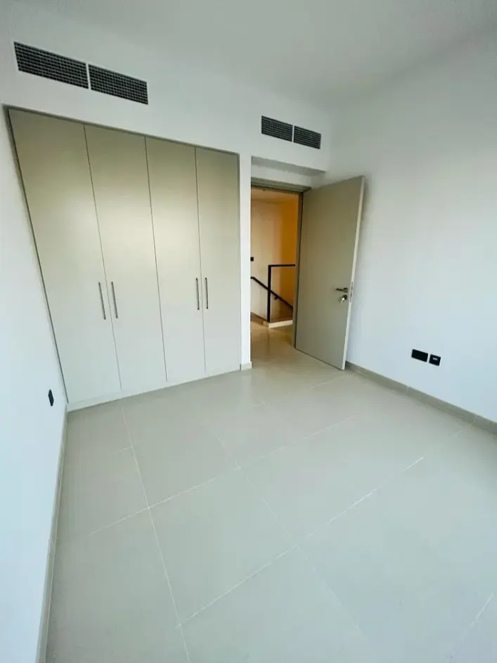 PROCHE DU CLUBHOUSE | NON MEUBLÉ | DISPONIBLE – Pavillon Dubai (5/12)