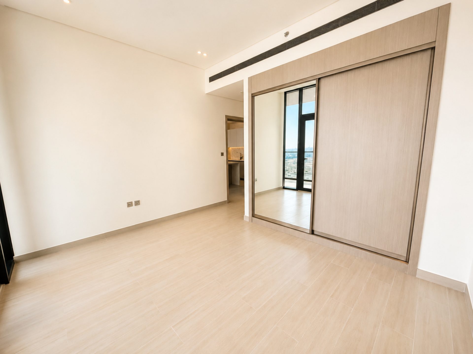LUMINEUX ET SPACIEUX 1CH | ÉTAGE ÉLEVÉ | EMPLACEMENT PREMIUM JVC Appartement