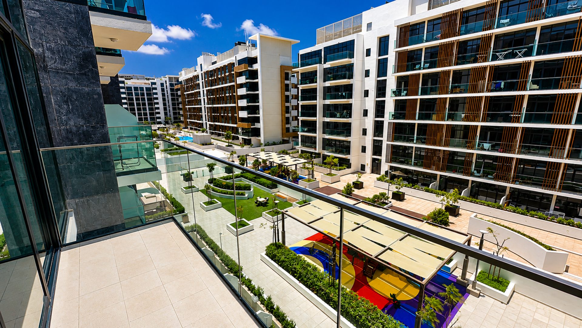 Climatisation gratuite | Non meublé | Vue sur la piscine Appartement Dubai