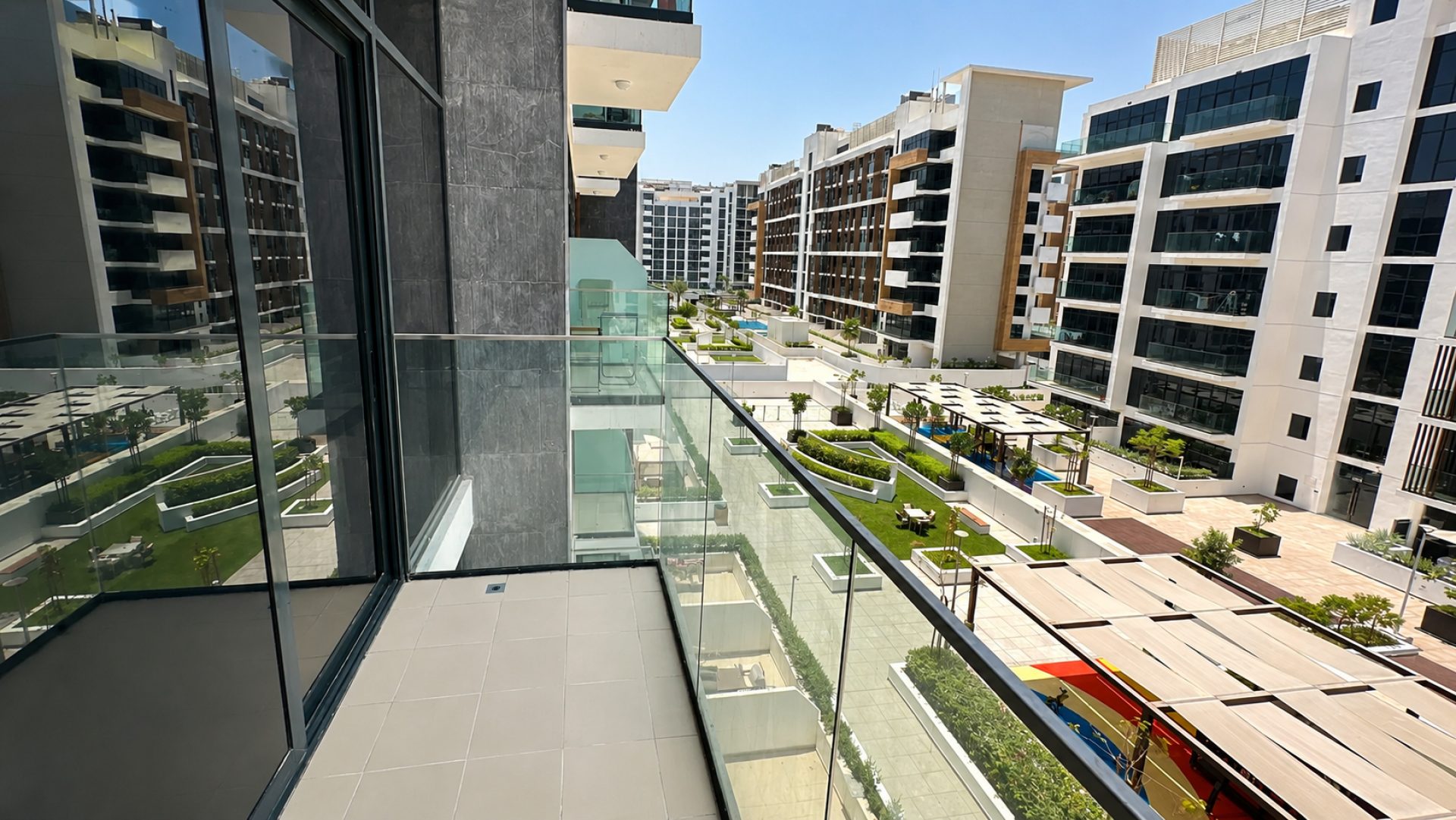 Climatisation gratuite | Non meublé | Vue sur la piscine Appartement Dubai