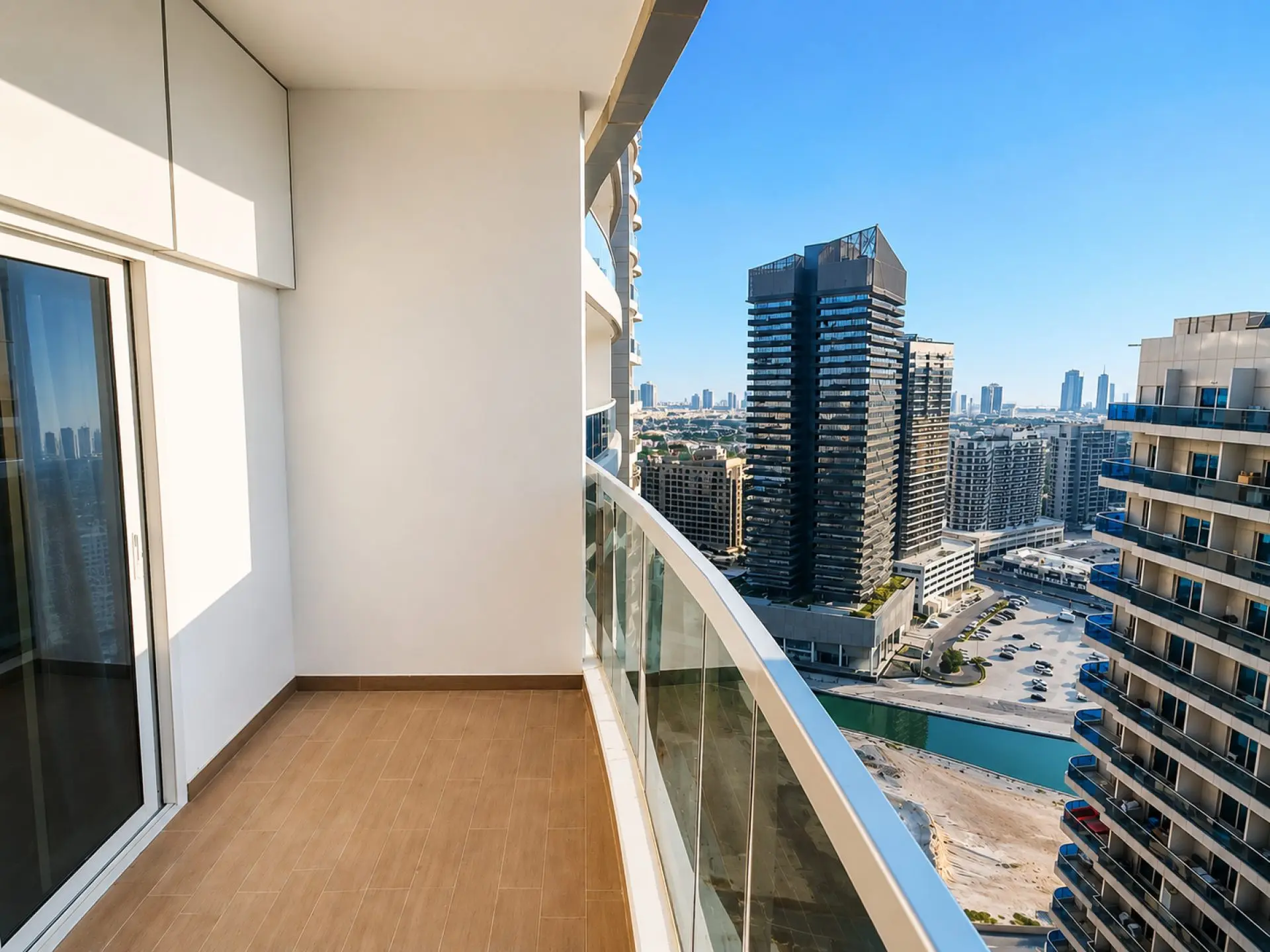 VUE PARTIELLE SUR LE CANAL | STUDIO MODERNE | AGENCEMENT EFFICACE – Appartement Dubai (3/11)
