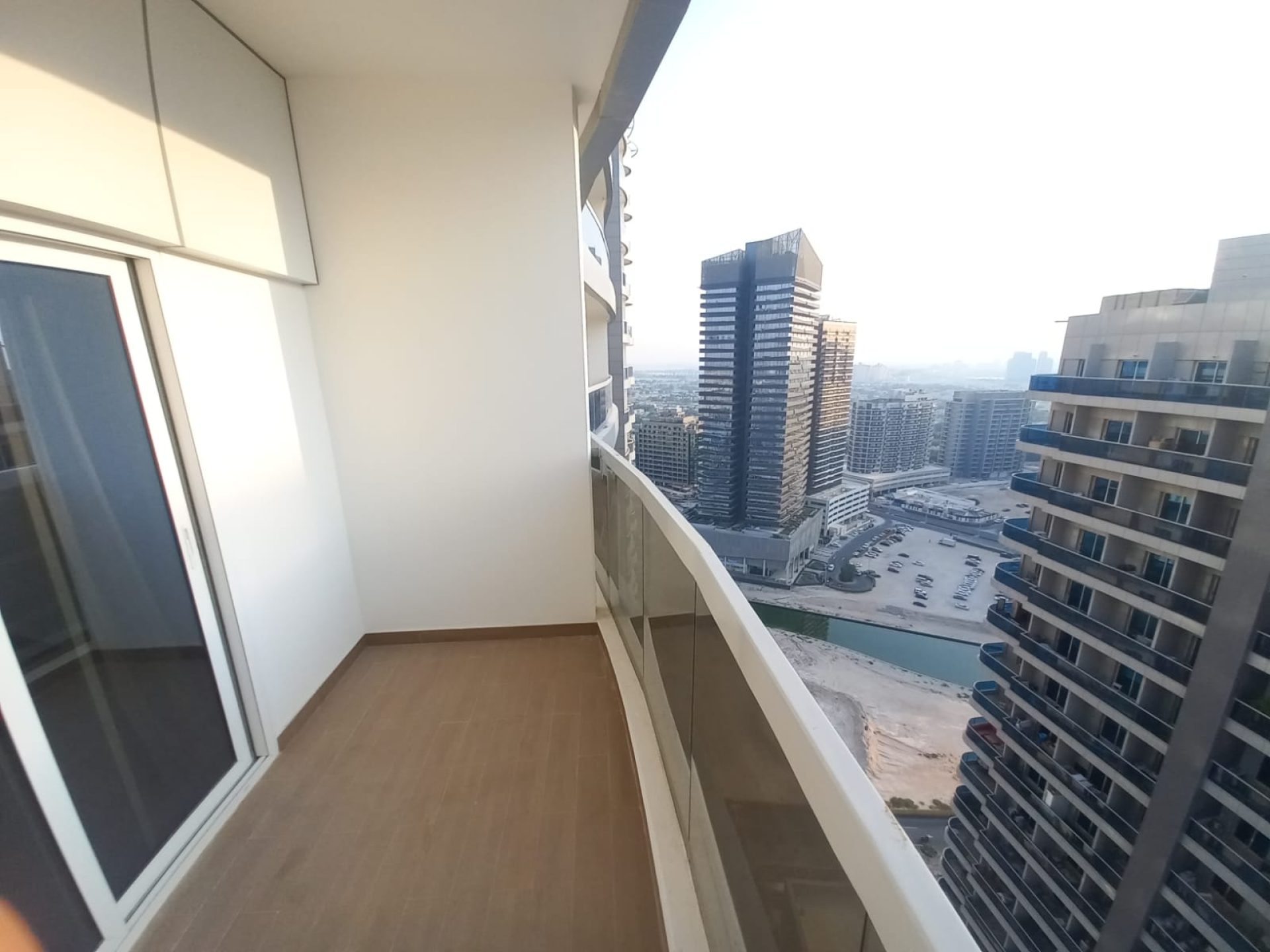 VUE PARTIELLE SUR LE CANAL | STUDIO MODERNE | AGENCEMENT EFFICACE Appartement