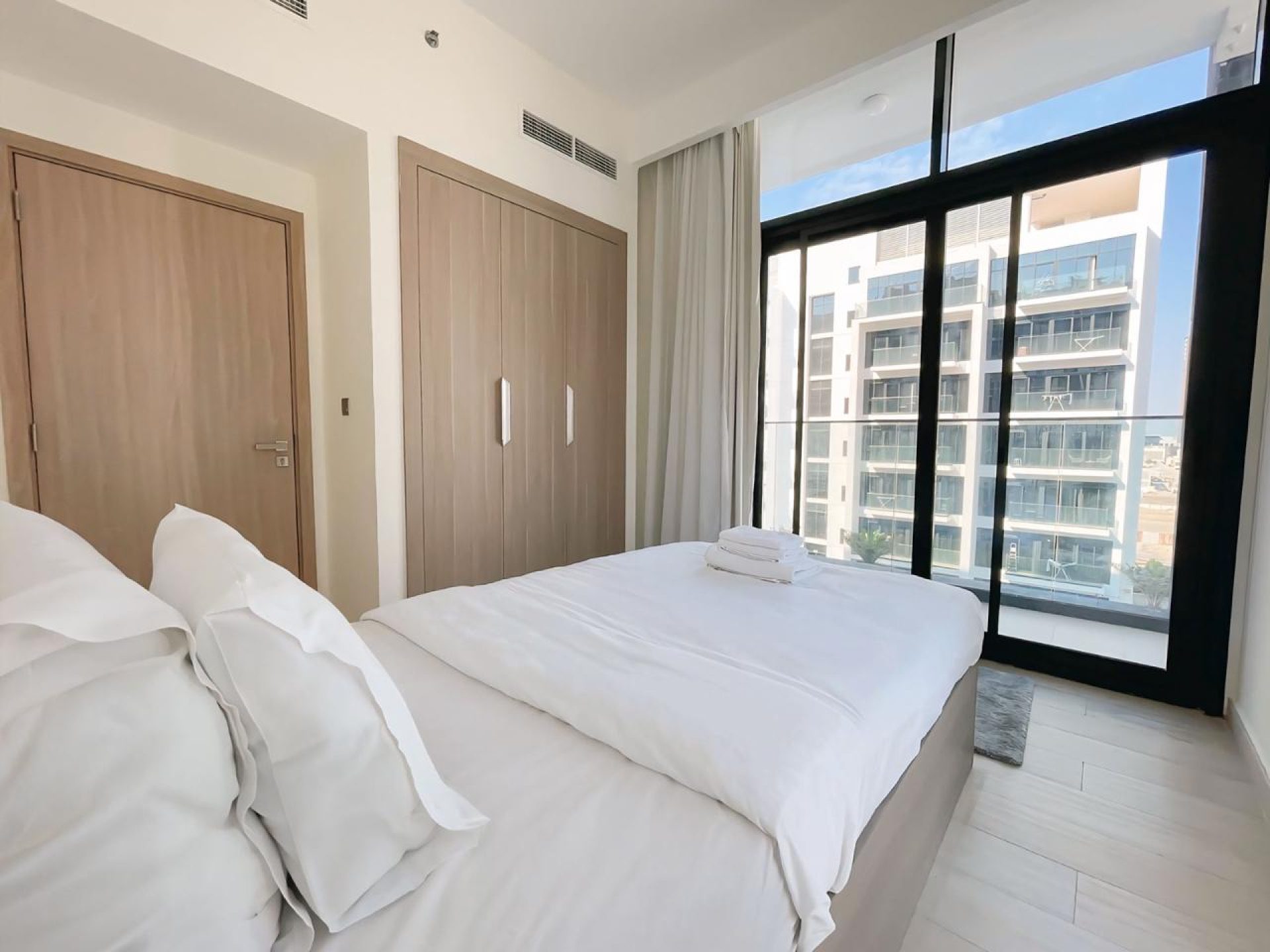 93477-whatsapp-image-2025-06-04-at-170606-1 UNITÉ D’ANGLE MEUBLÉE | VUE SUR LA PISCINE | CLIMATISATION (CHILLER) GRATUITE Appartement Dubai