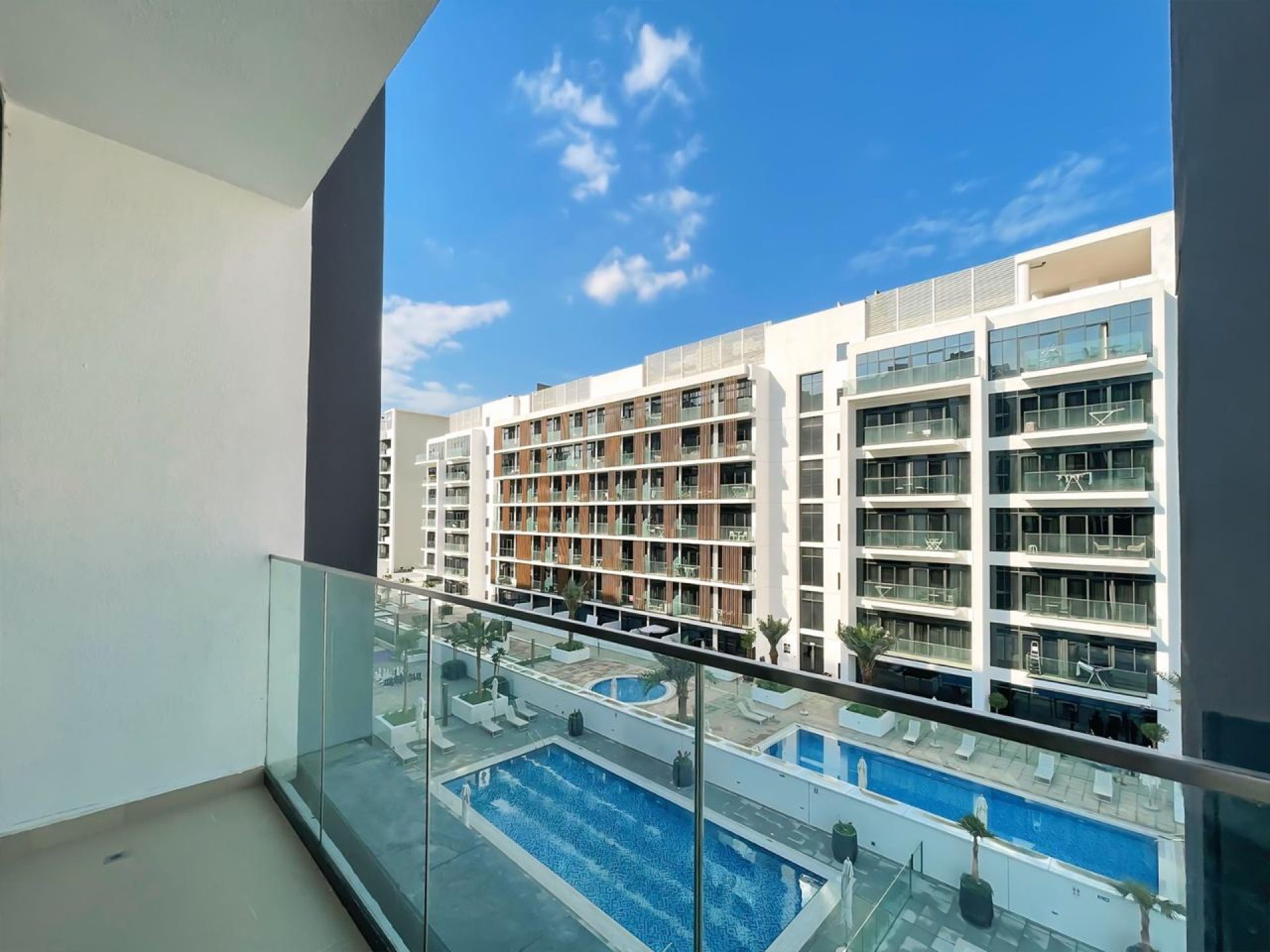 93479-whatsapp-image-2025-06-04-at-170607-1 UNITÉ D’ANGLE MEUBLÉE | VUE SUR LA PISCINE | CLIMATISATION (CHILLER) GRATUITE Appartement Dubai