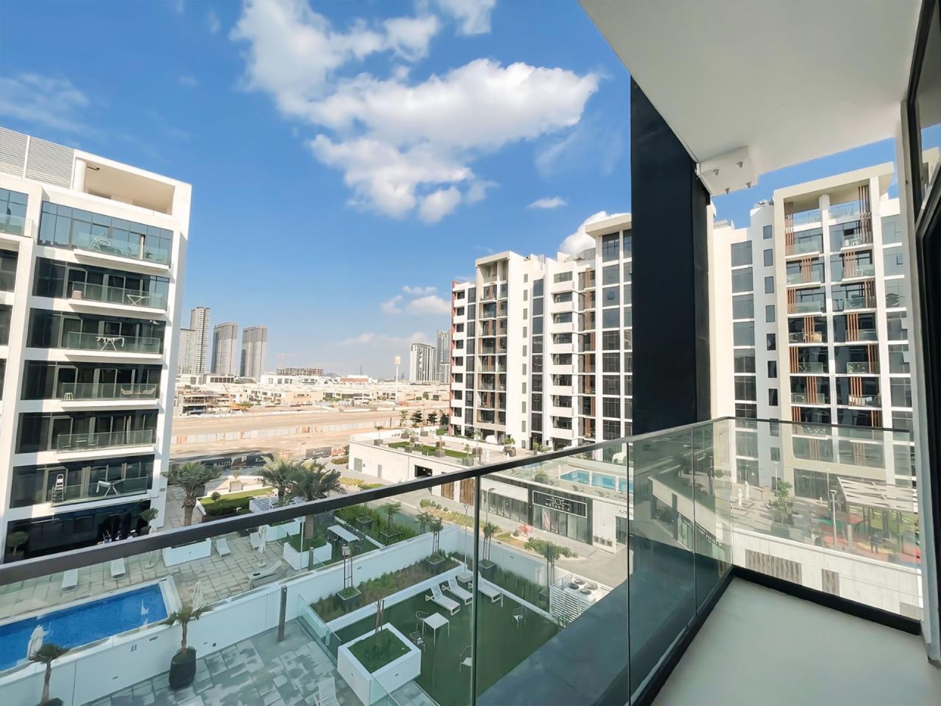 93480-whatsapp-image-2025-06-04-at-170607 UNITÉ D’ANGLE MEUBLÉE | VUE SUR LA PISCINE | CLIMATISATION (CHILLER) GRATUITE Appartement Dubai