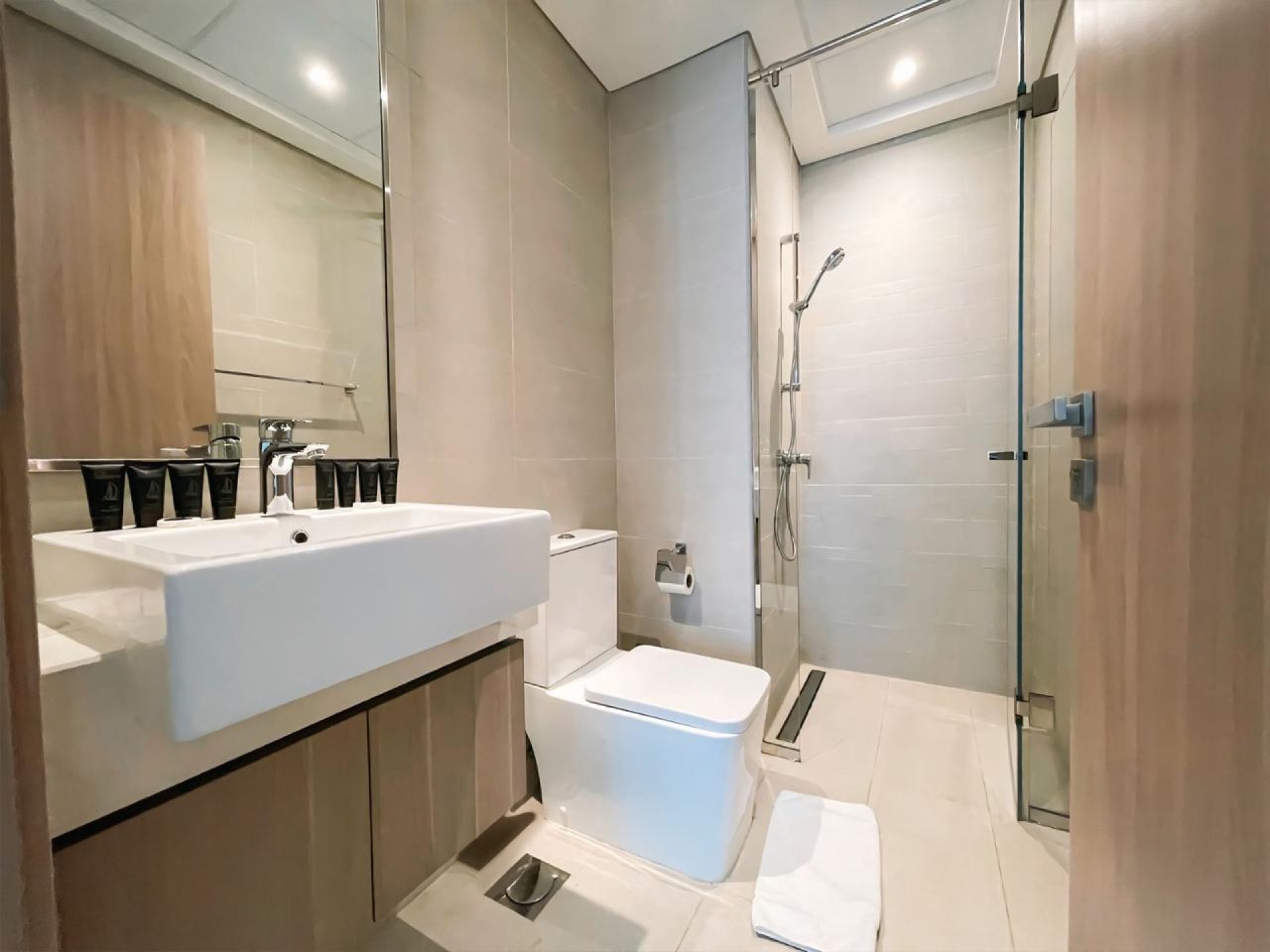 93481-whatsapp-image-2025-06-04-at-170608-1 UNITÉ D’ANGLE MEUBLÉE | VUE SUR LA PISCINE | CLIMATISATION (CHILLER) GRATUITE Appartement Dubai