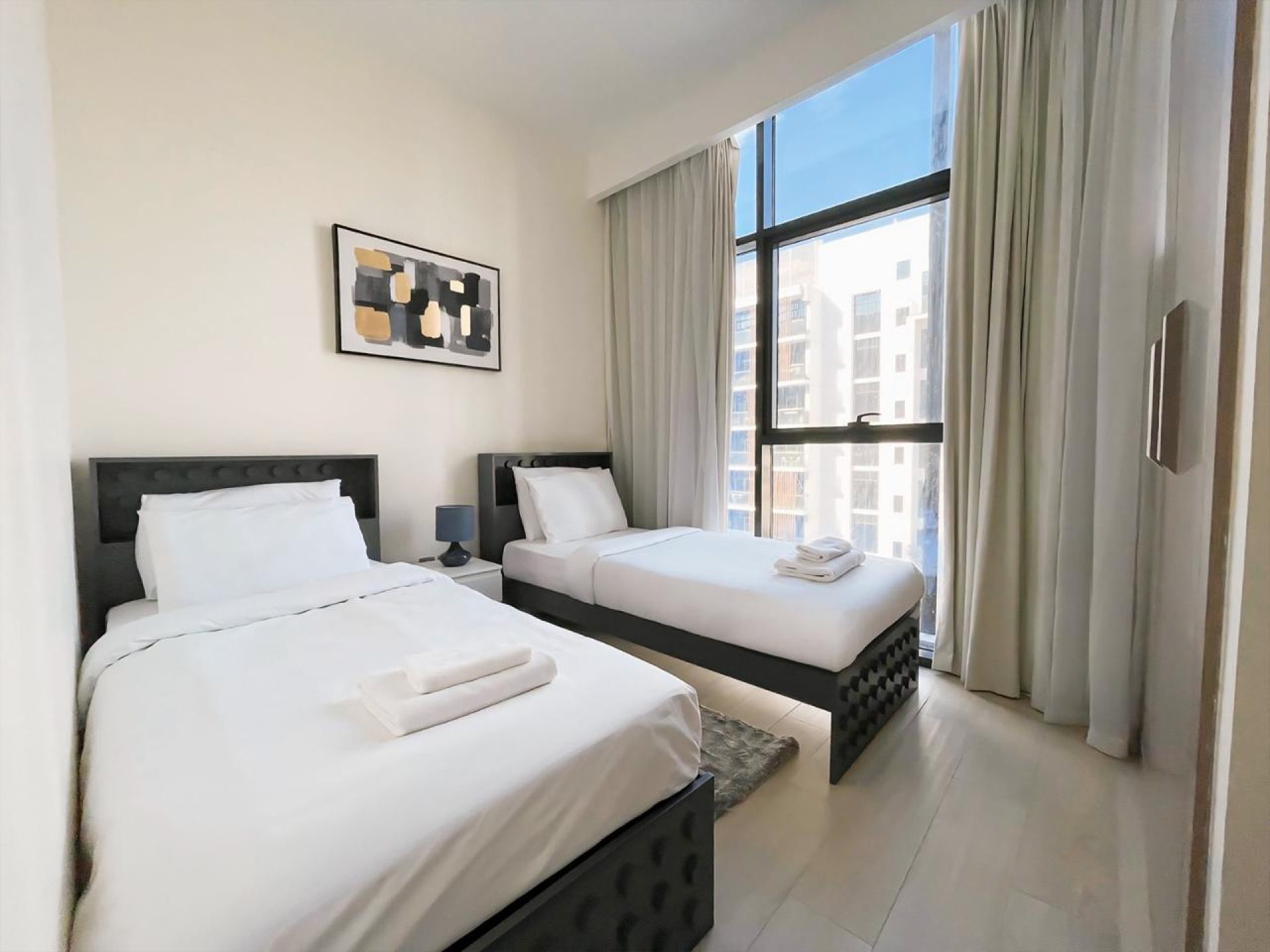 93482-whatsapp-image-2025-06-04-at-170608 UNITÉ D’ANGLE MEUBLÉE | VUE SUR LA PISCINE | CLIMATISATION (CHILLER) GRATUITE Appartement Dubai