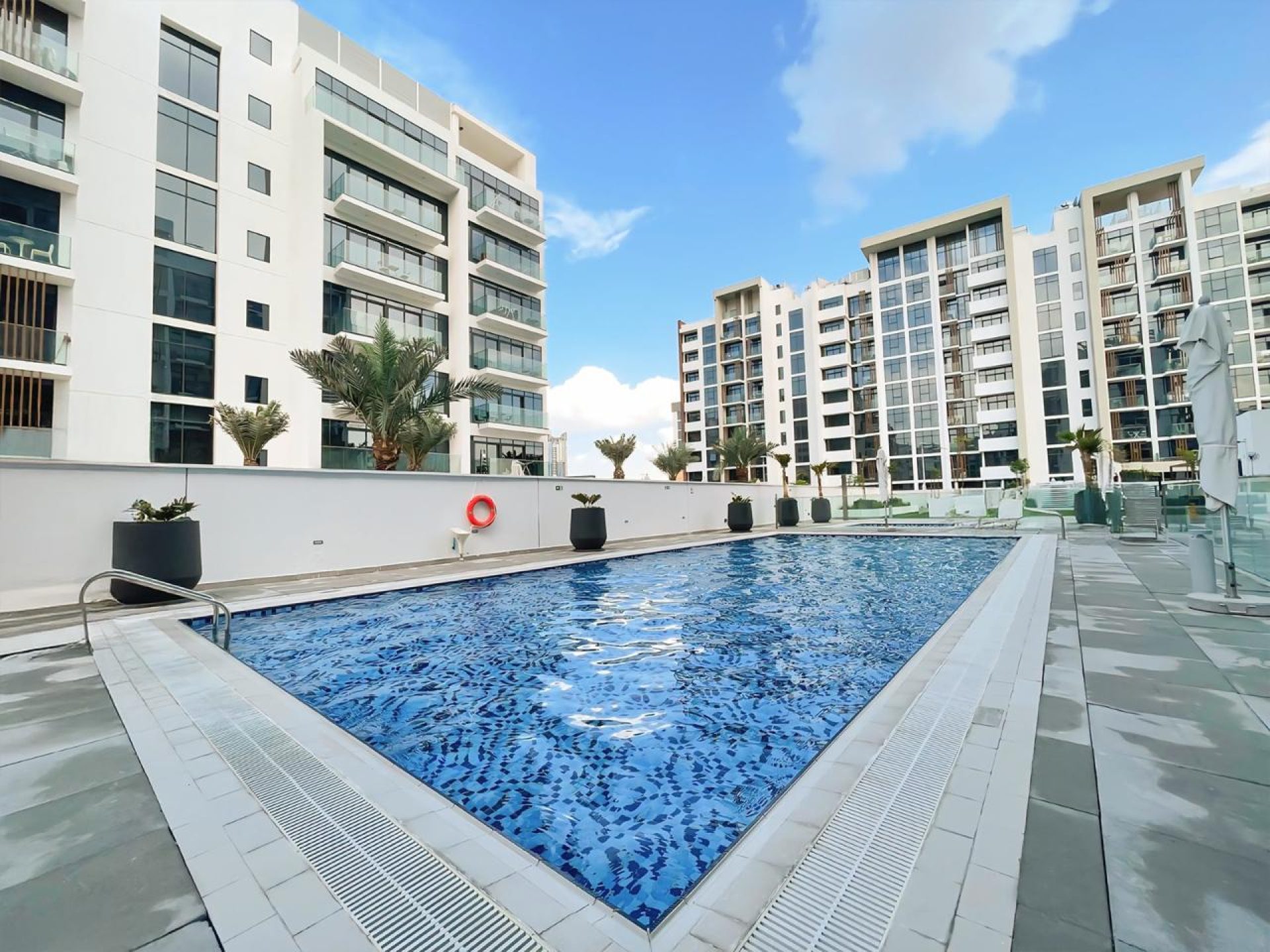 93484-whatsapp-image-2025-06-04-at-170610-1 UNITÉ D’ANGLE MEUBLÉE | VUE SUR LA PISCINE | CLIMATISATION (CHILLER) GRATUITE Appartement Dubai