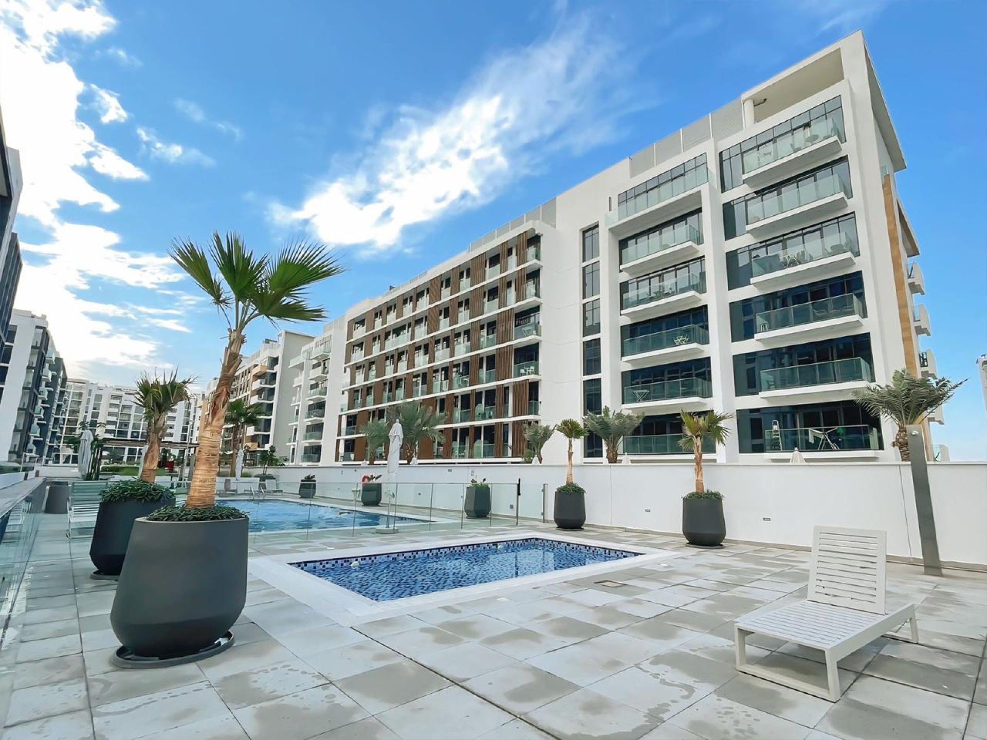 93485-whatsapp-image-2025-06-04-at-170610 UNITÉ D’ANGLE MEUBLÉE | VUE SUR LA PISCINE | CLIMATISATION (CHILLER) GRATUITE Appartement Dubai