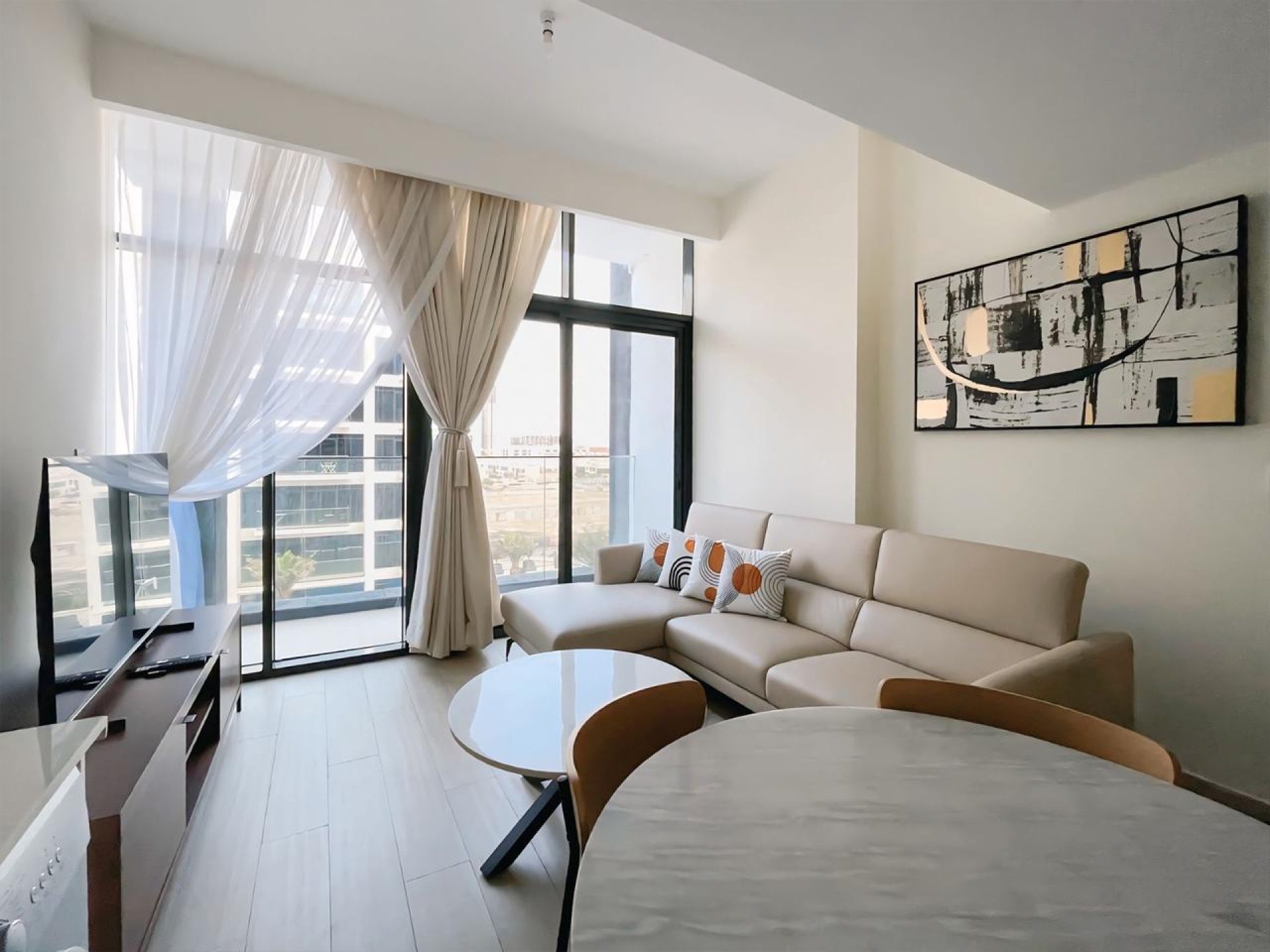 93491-whatsapp-image-2025-06-04-at-170614-1 UNITÉ D’ANGLE MEUBLÉE | VUE SUR LA PISCINE | CLIMATISATION (CHILLER) GRATUITE Appartement Dubai