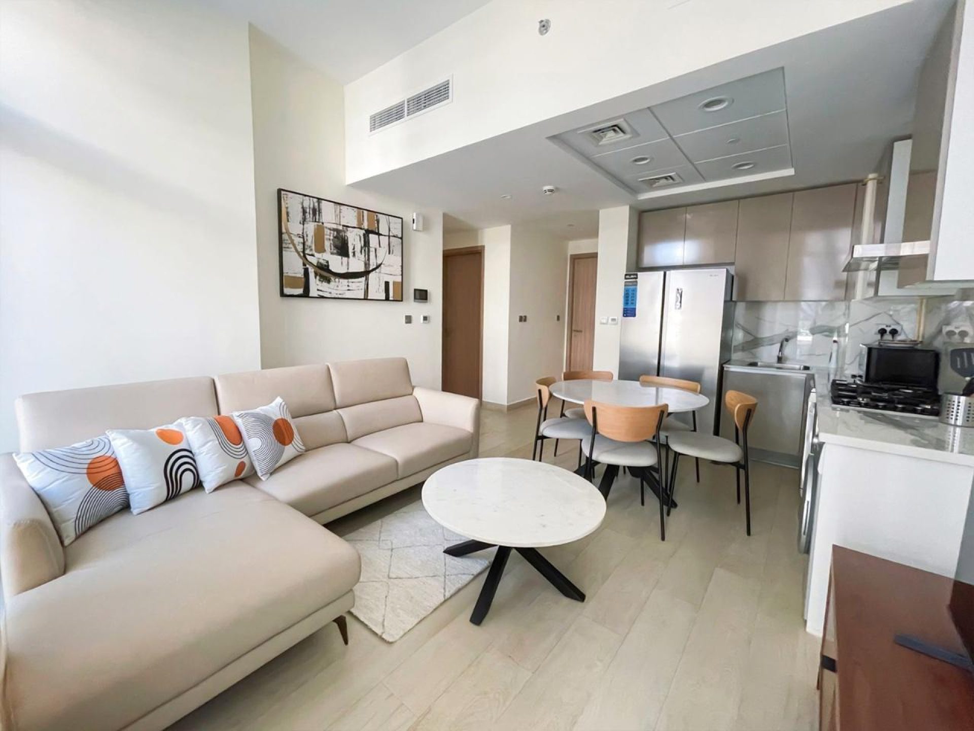 93492-whatsapp-image-2025-06-04-at-170614 UNITÉ D’ANGLE MEUBLÉE | VUE SUR LA PISCINE | CLIMATISATION (CHILLER) GRATUITE Appartement Dubai