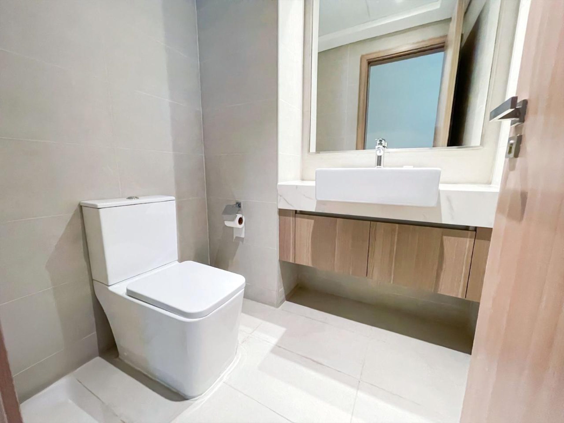93495-whatsapp-image-2025-06-04-at-170616-1 UNITÉ D’ANGLE MEUBLÉE | VUE SUR LA PISCINE | CLIMATISATION (CHILLER) GRATUITE Appartement Dubai