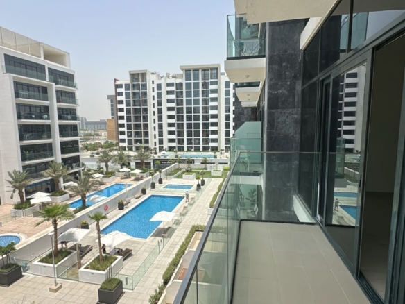Climatisation gratuite | Non meublé | Vue sur la piscine Appartement Dubai