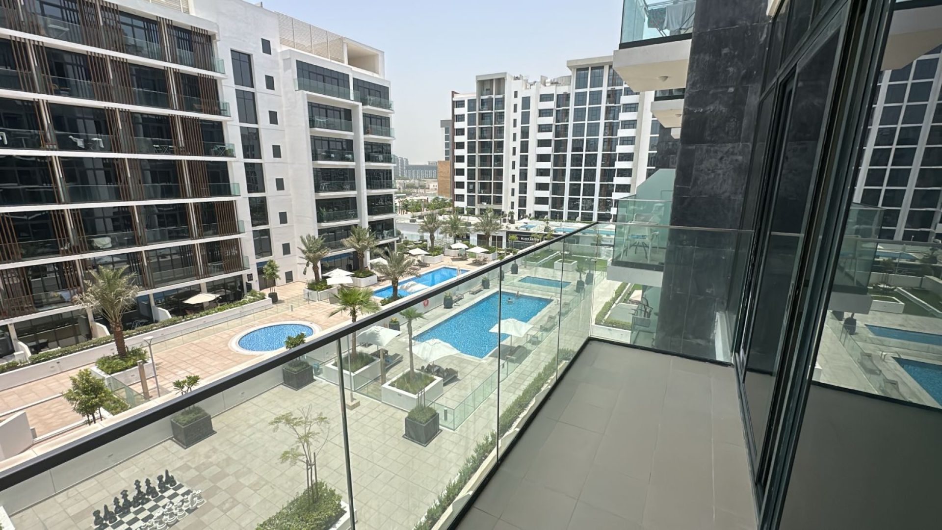 Climatisation gratuite | Non meublé | Vue sur la piscine Appartement Dubai