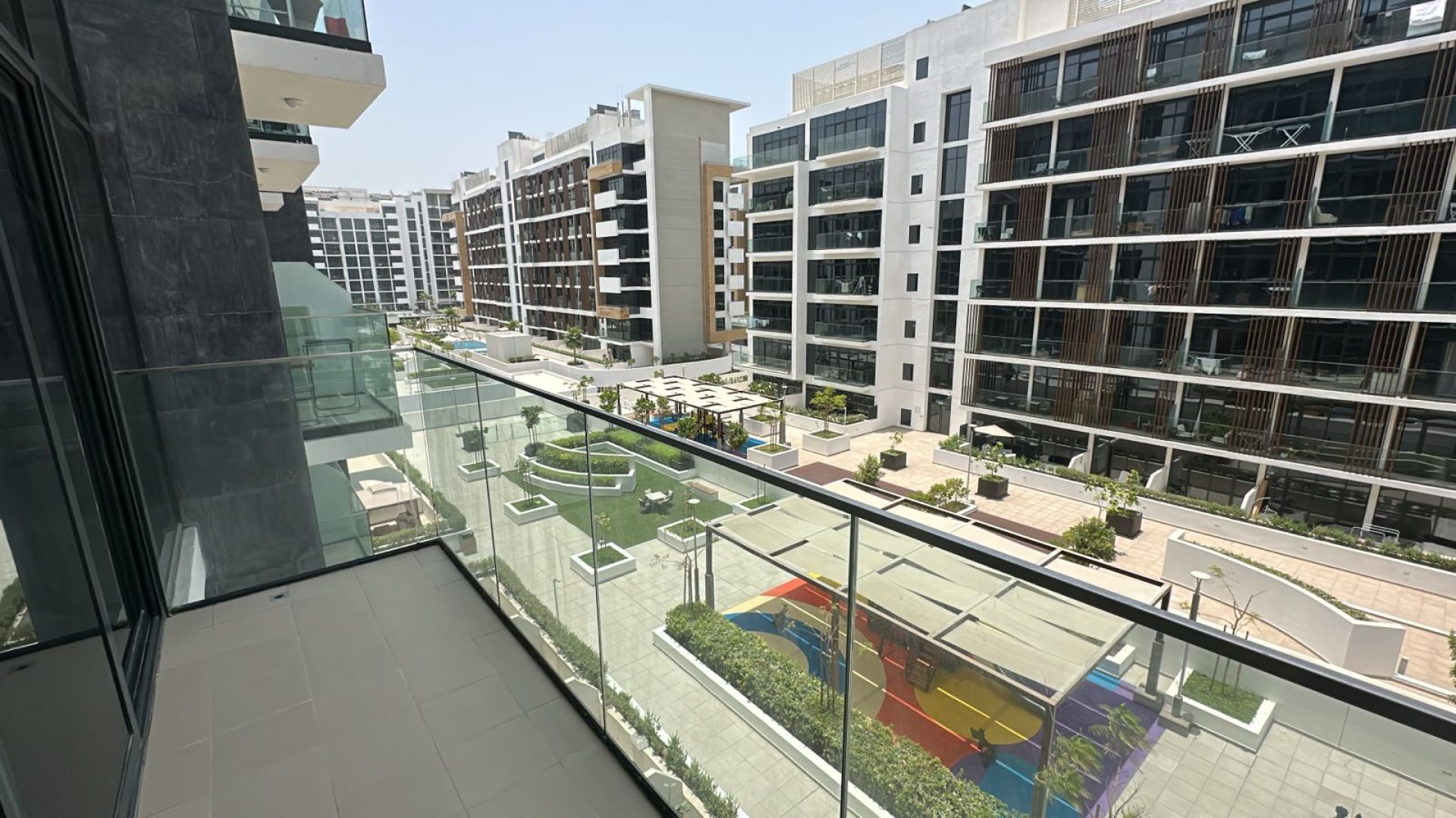 Climatisation gratuite | Non meublé | Vue sur la piscine Appartement Dubai