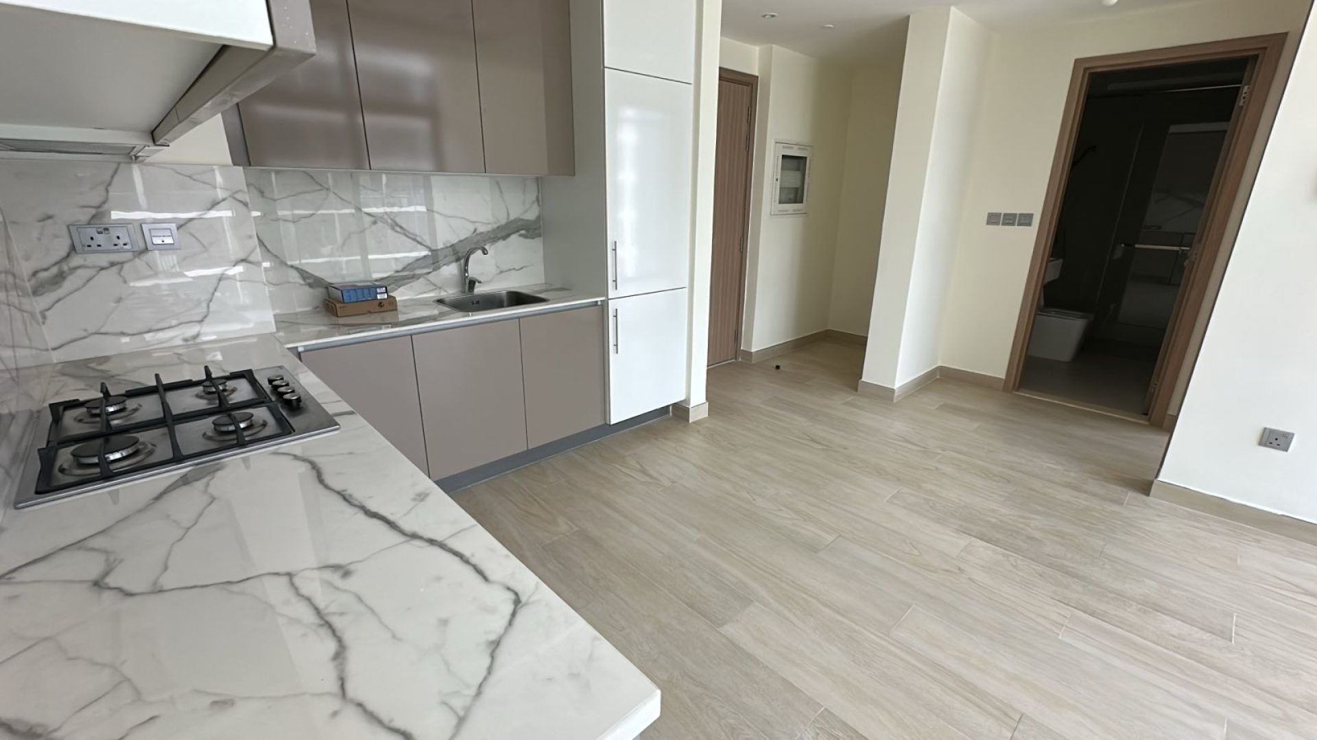 Climatisation gratuite | Non meublé | Vue sur la piscine Appartement Dubai