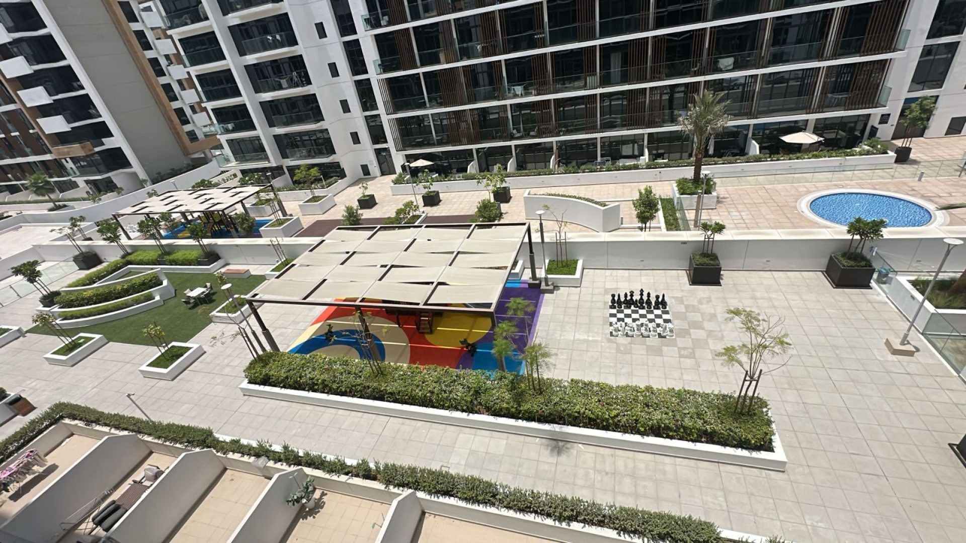 Climatisation gratuite | Non meublé | Vue sur la piscine Appartement Dubai
