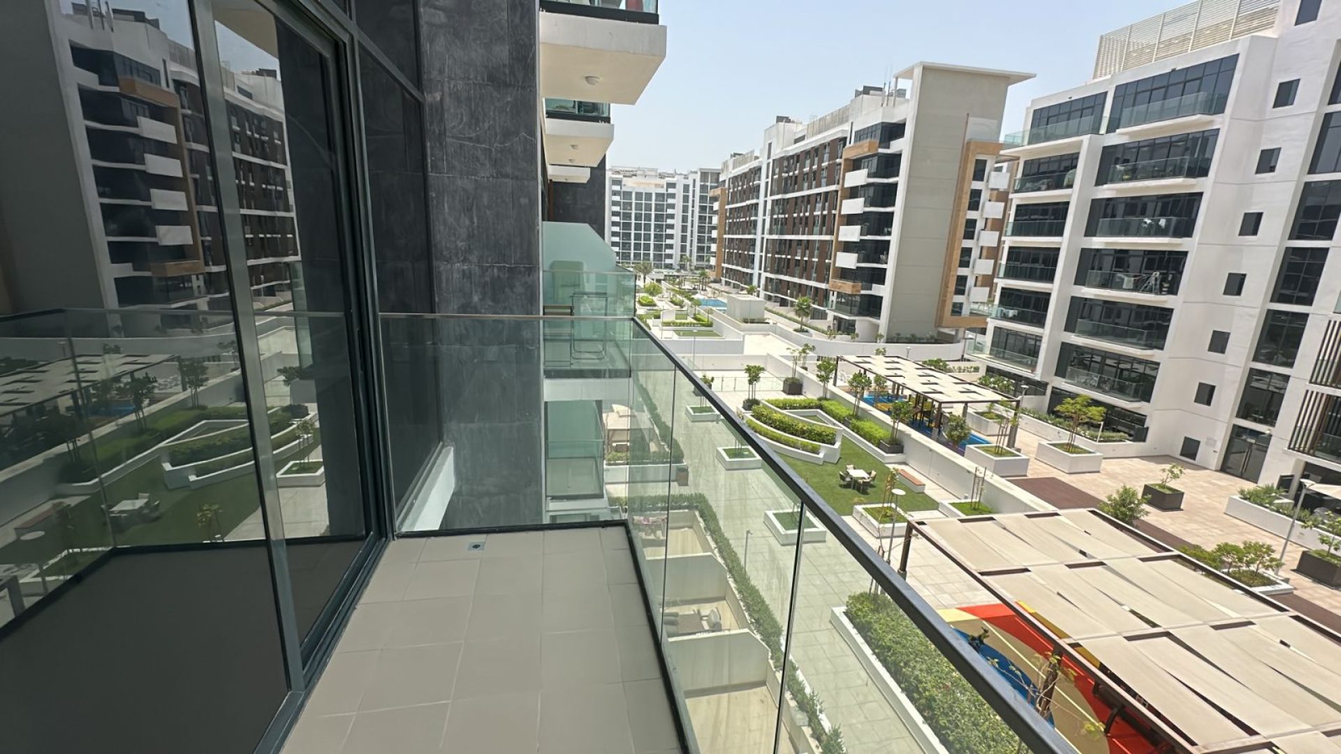 Climatisation gratuite | Non meublé | Vue sur la piscine Appartement Dubai