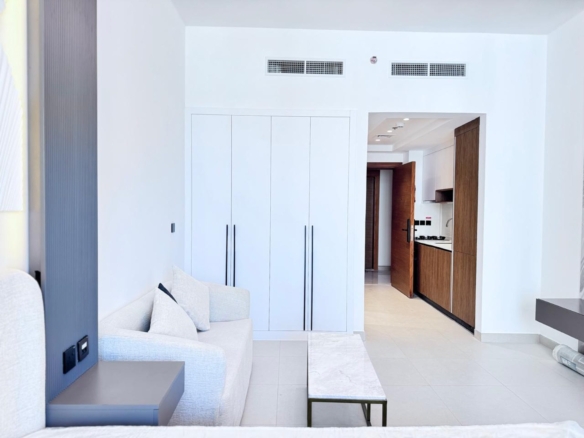 MAISON INTELLIGENTE ÉLÉGANTE | VUE SUR LA PISCINE | STUDIO MEUBLÉ Appartement Dubai