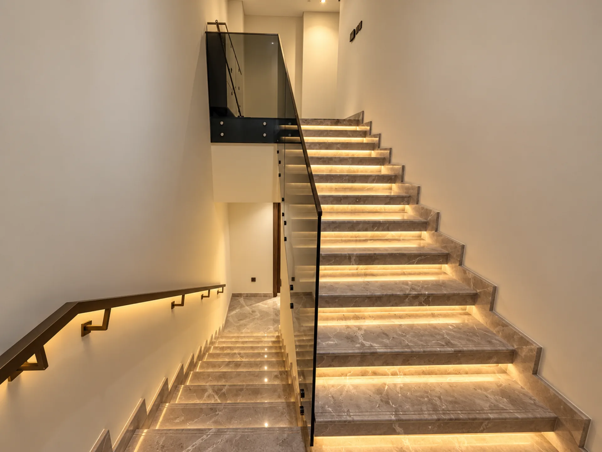 Duplex Entièrement Meublé | Intérieurs de Designer | Emplacement de Choix – Appartement Dubai (2/9)