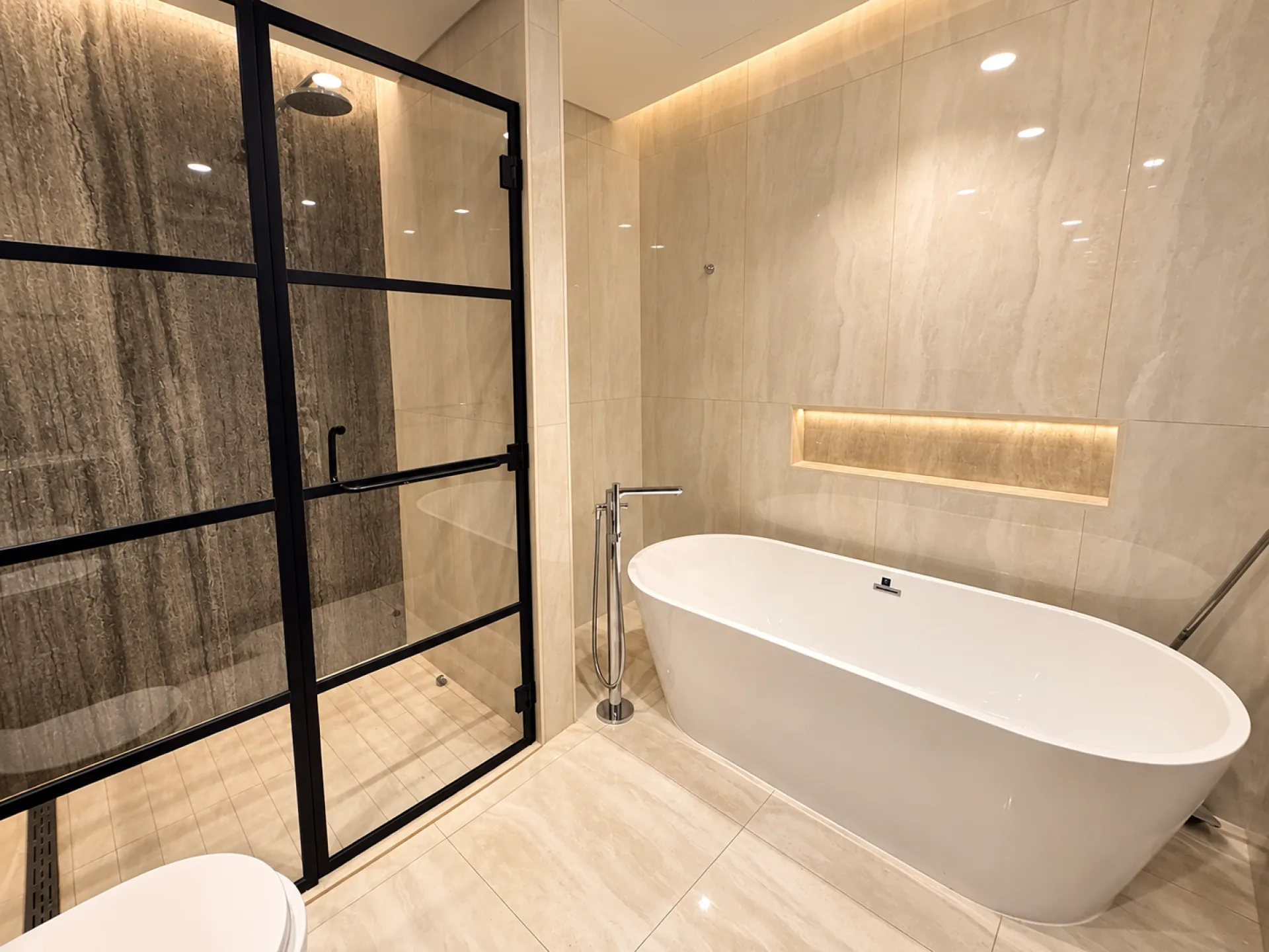 Duplex Entièrement Meublé | Intérieurs de Designer | Emplacement de Choix – Appartement Dubai (8/9)