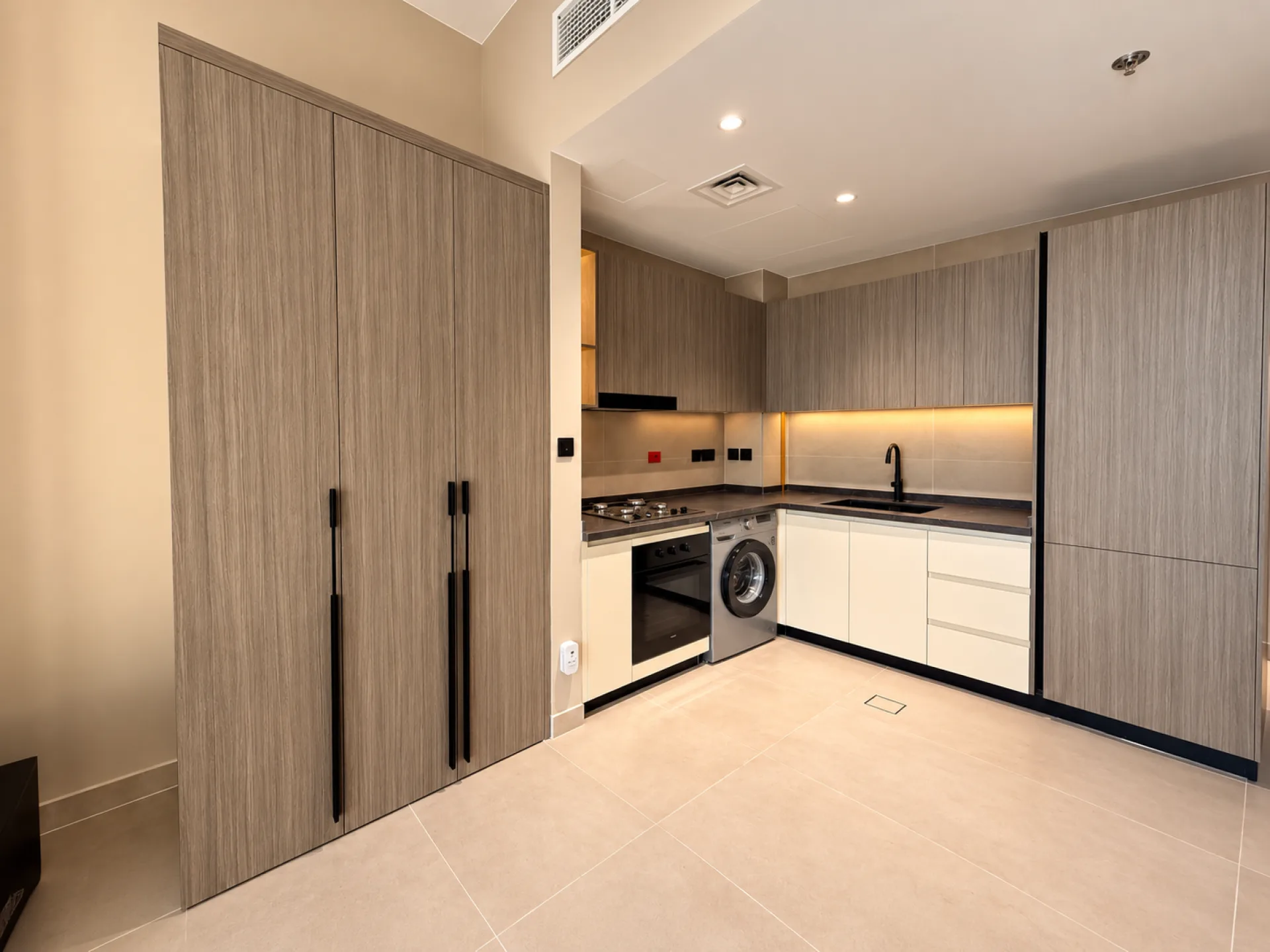 1152593-modern-warm-toned-apartment-kitchen Studio de luxe flambant neuf | Vue dégagée | Équipements haut de gamme – Appartement Dubai (15/16)