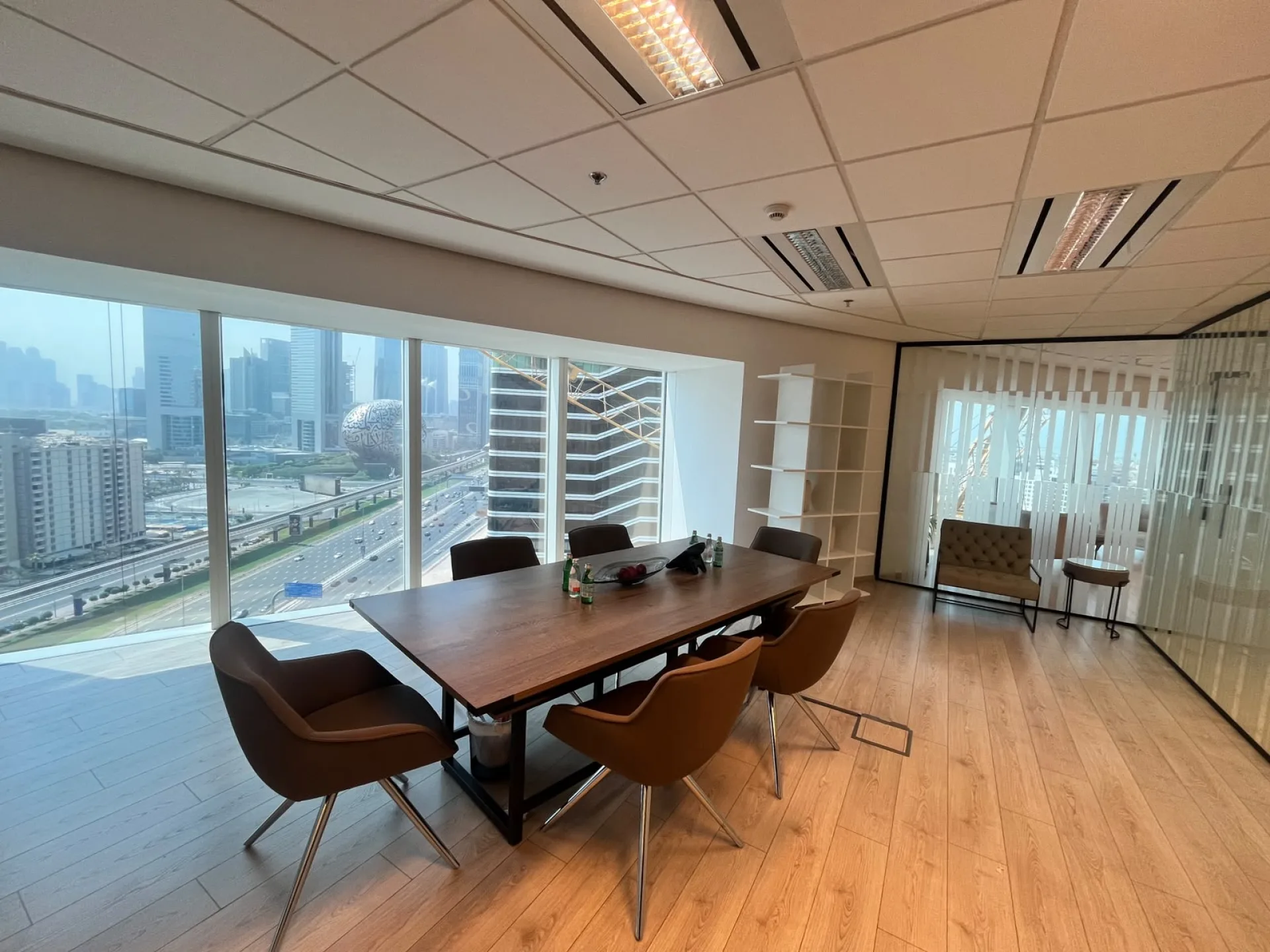 Bureau aménagé | Étage élevé | Vue sur le Musée du Futur – Commerce Dubai (1/8)