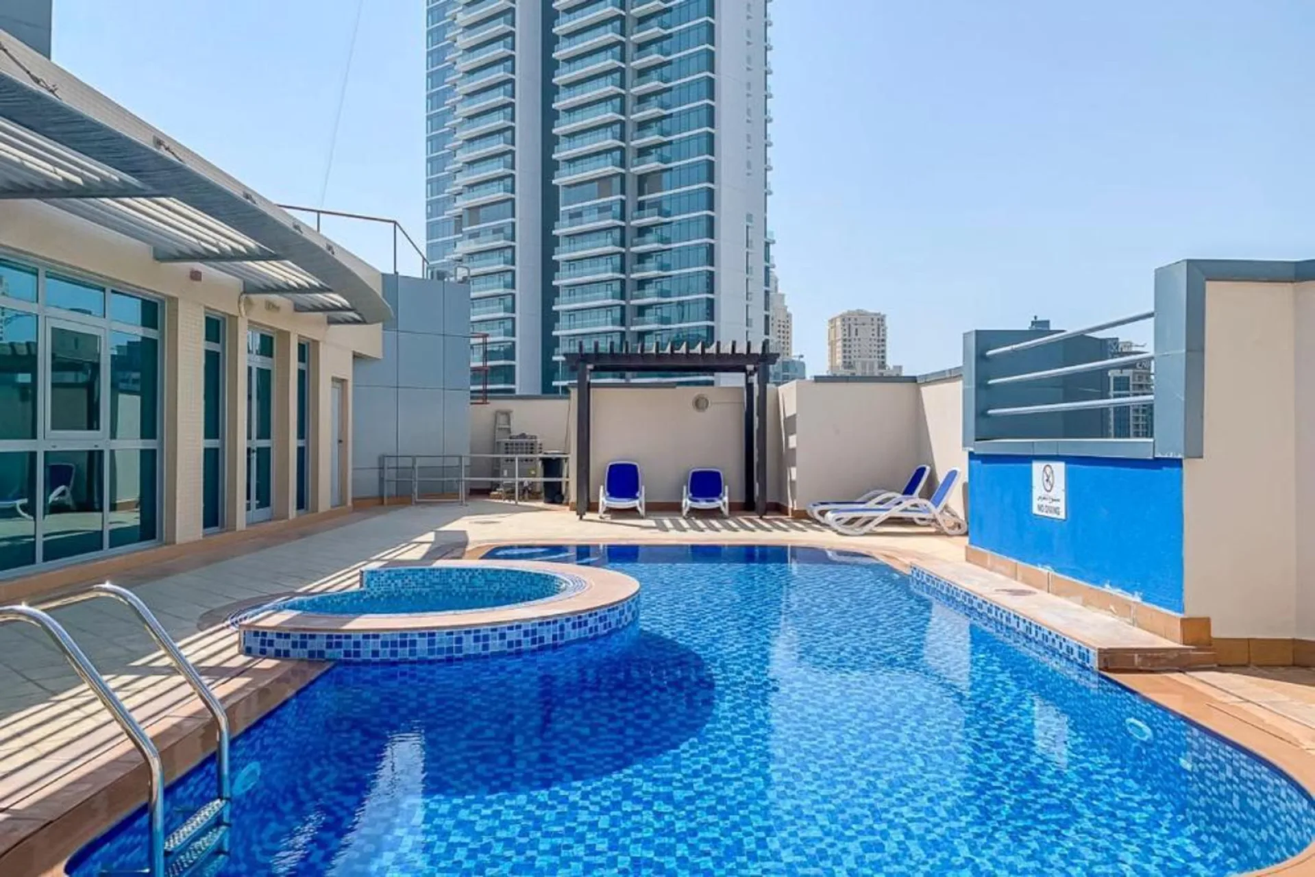 EMPLACEMENT DE CHOIX | À QUELQUES PAS DU MÉTRO | LOUÉ – Appartement Dubai (10/12)
