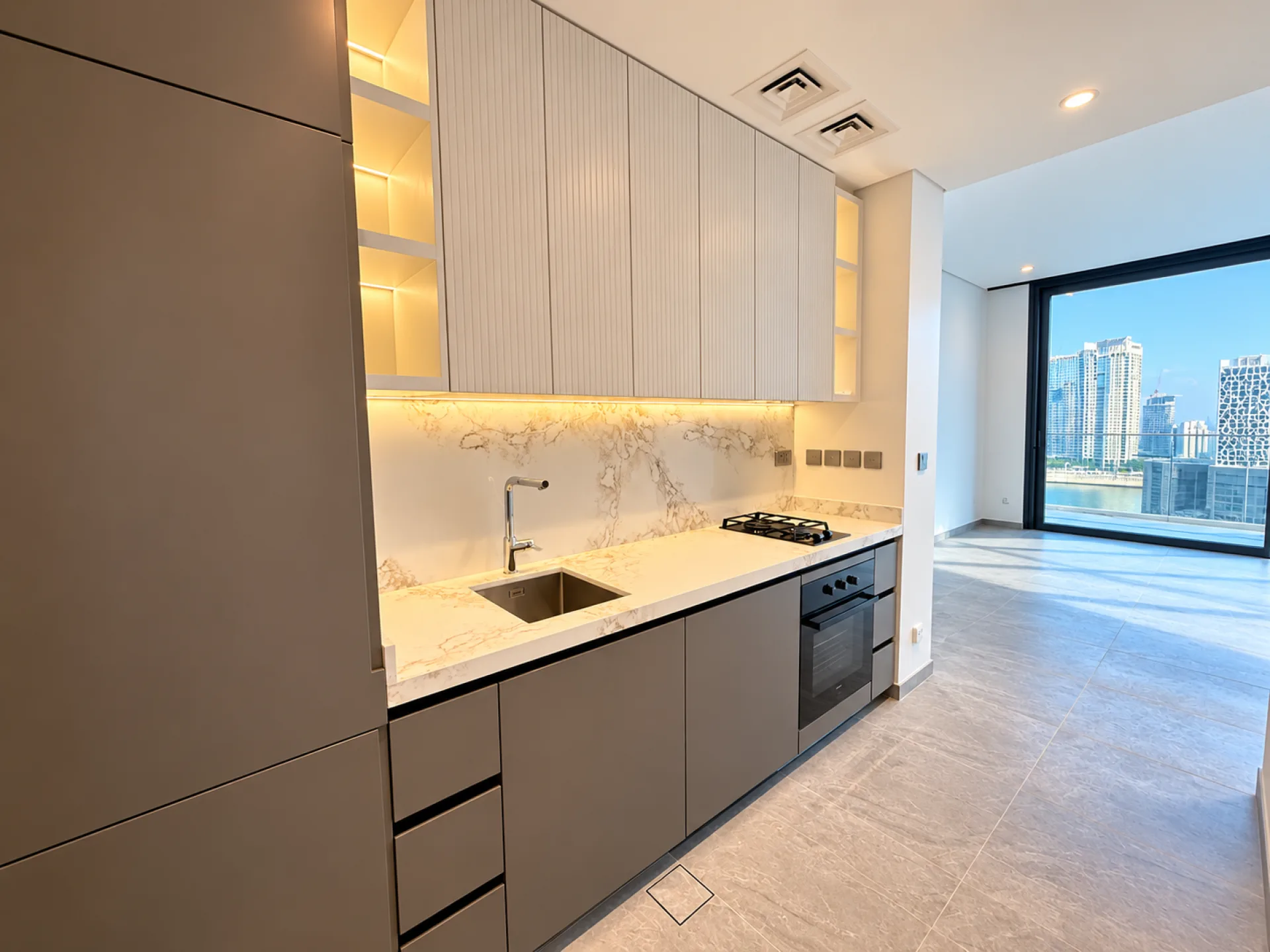 1149834-luxury-minimalist-kitchen-with-city-views STUDIO PREMIUM | NEUF | VUE SUR LE CANAL – Appartement Dubai (5/13)