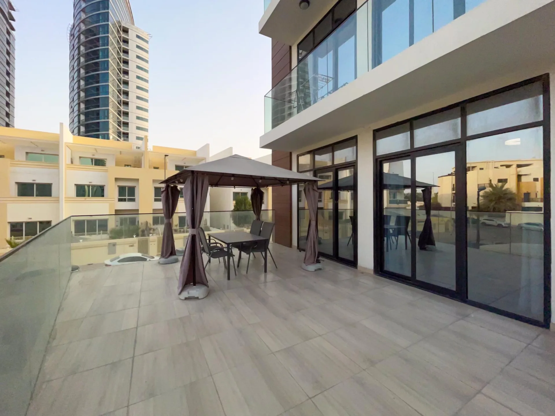 GRAND AGENCEMENT - VACANT - MEUBLÉ – Appartement Dubai (20/30)