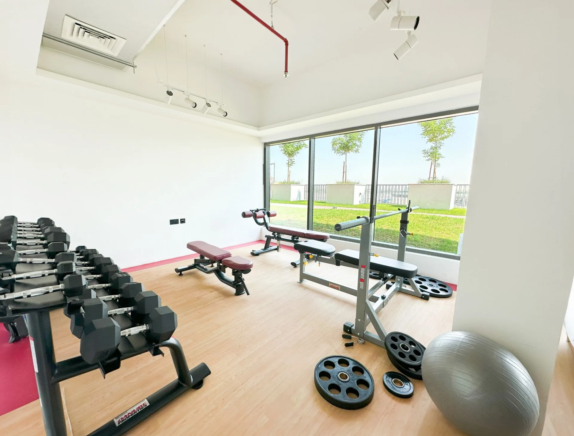 Vue sur la piscine et les équipements | Loué – Appartement Dubai (9/10)