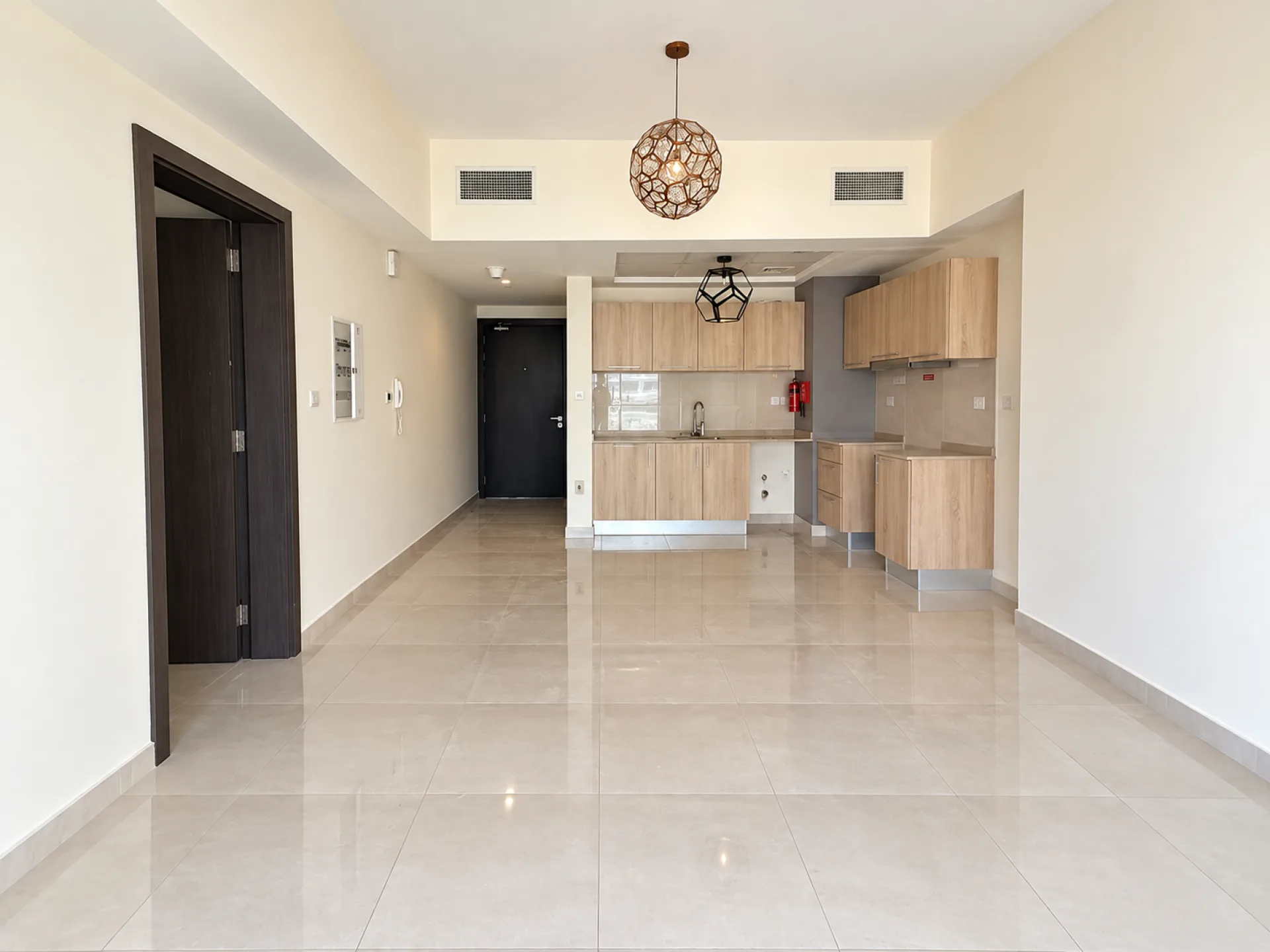 1150707-bright-modern-apartment-interior-with-compact-kitchen Emplacement premium | Vie moderne | Réservez maintenant – Appartement Dubai (2/9)
