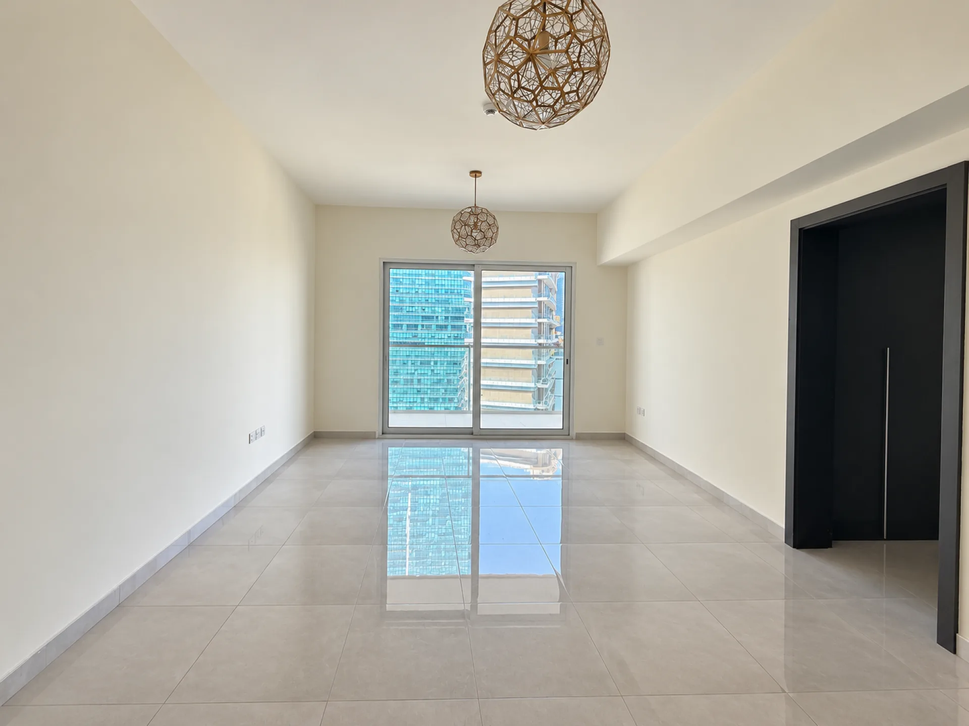 1150710-modern-apartment-with-geometric-pendant-lights Emplacement premium | Vie moderne | Réservez maintenant – Appartement Dubai (4/9)