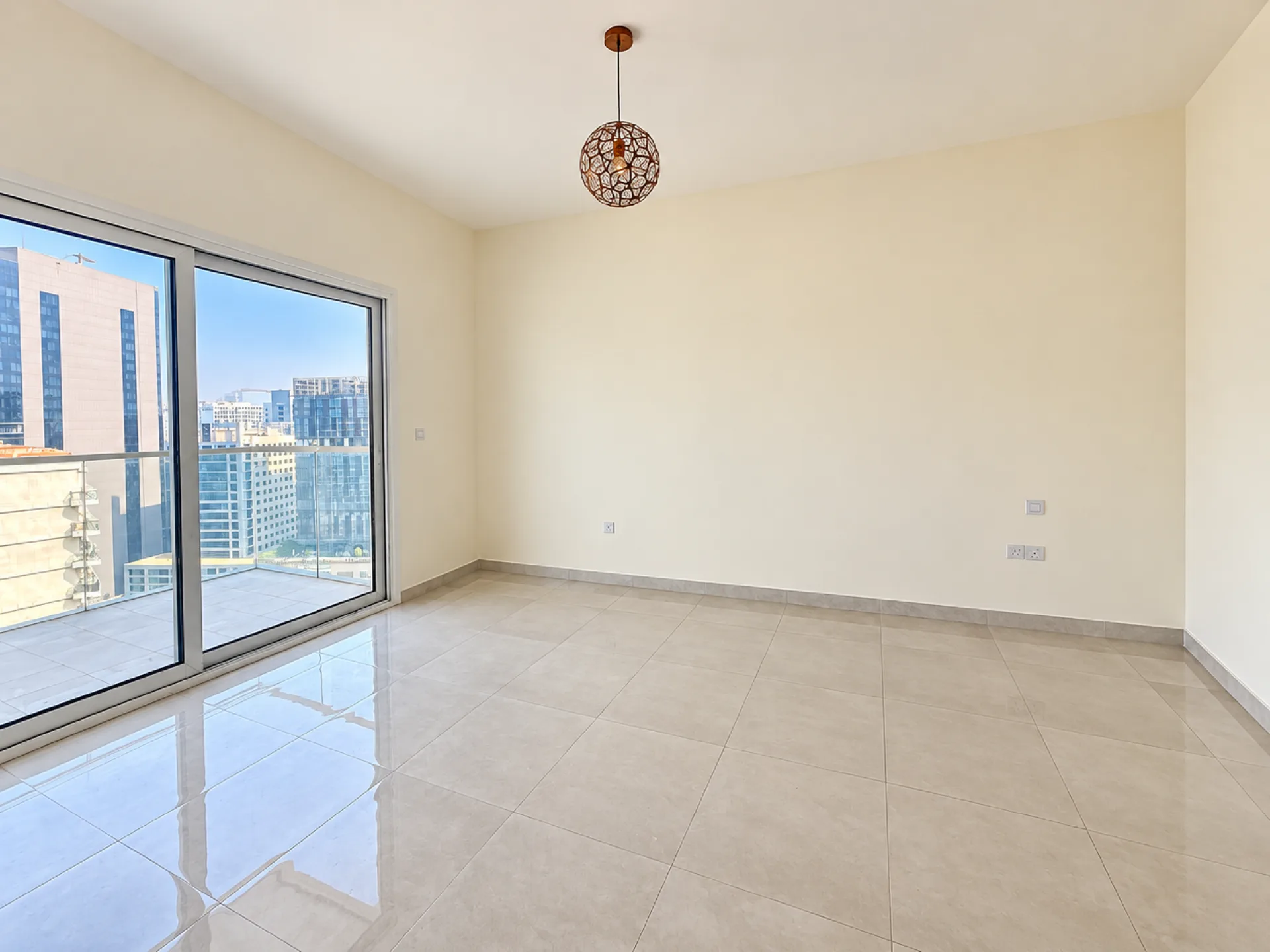 1150711-modern-empty-apartment-with-city-views Emplacement premium | Vie moderne | Réservez maintenant – Appartement Dubai (3/9)