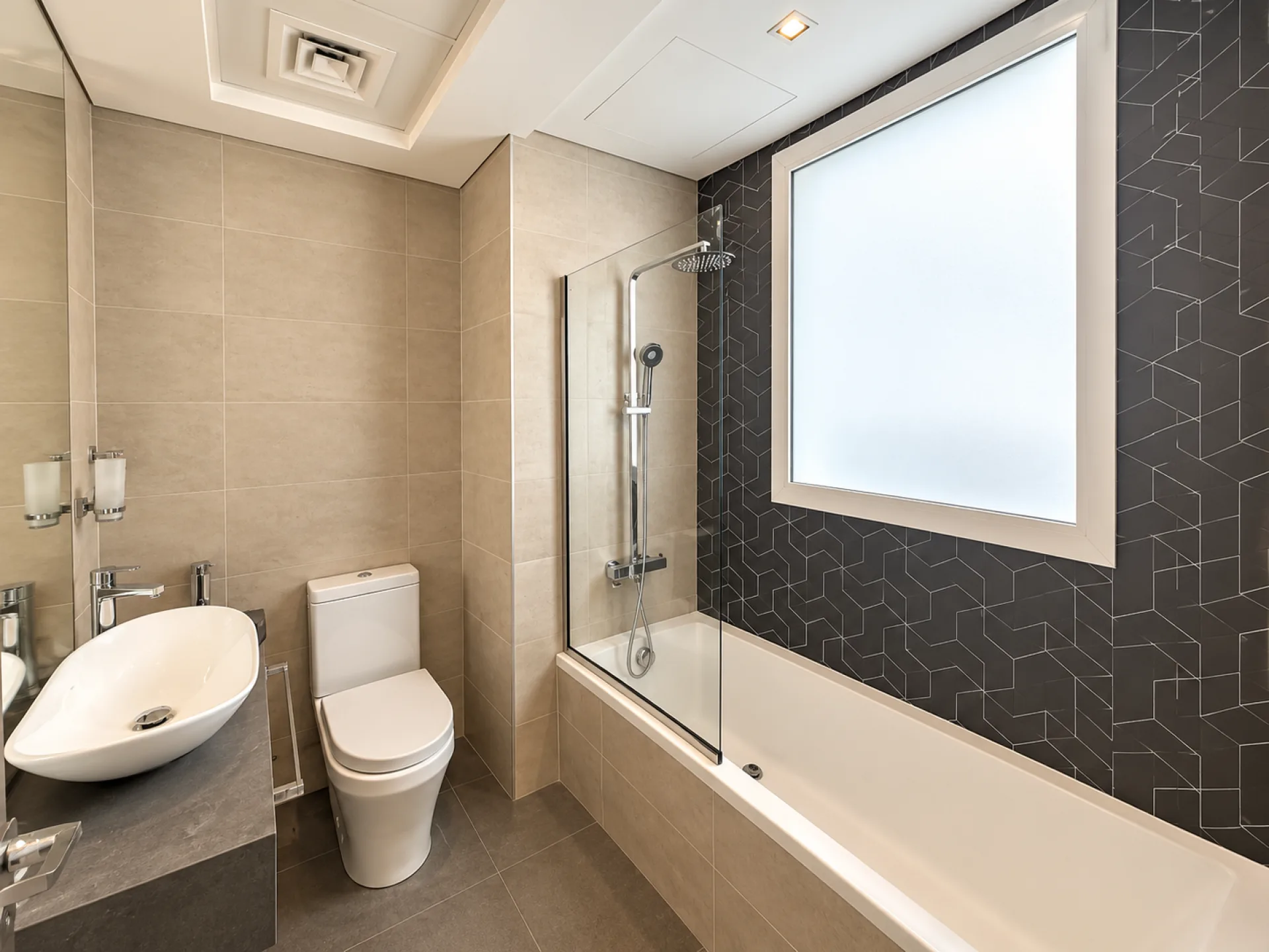 1150712-modern-geometric-tile-bathroom-retreat Emplacement premium | Vie moderne | Réservez maintenant – Appartement Dubai (6/9)