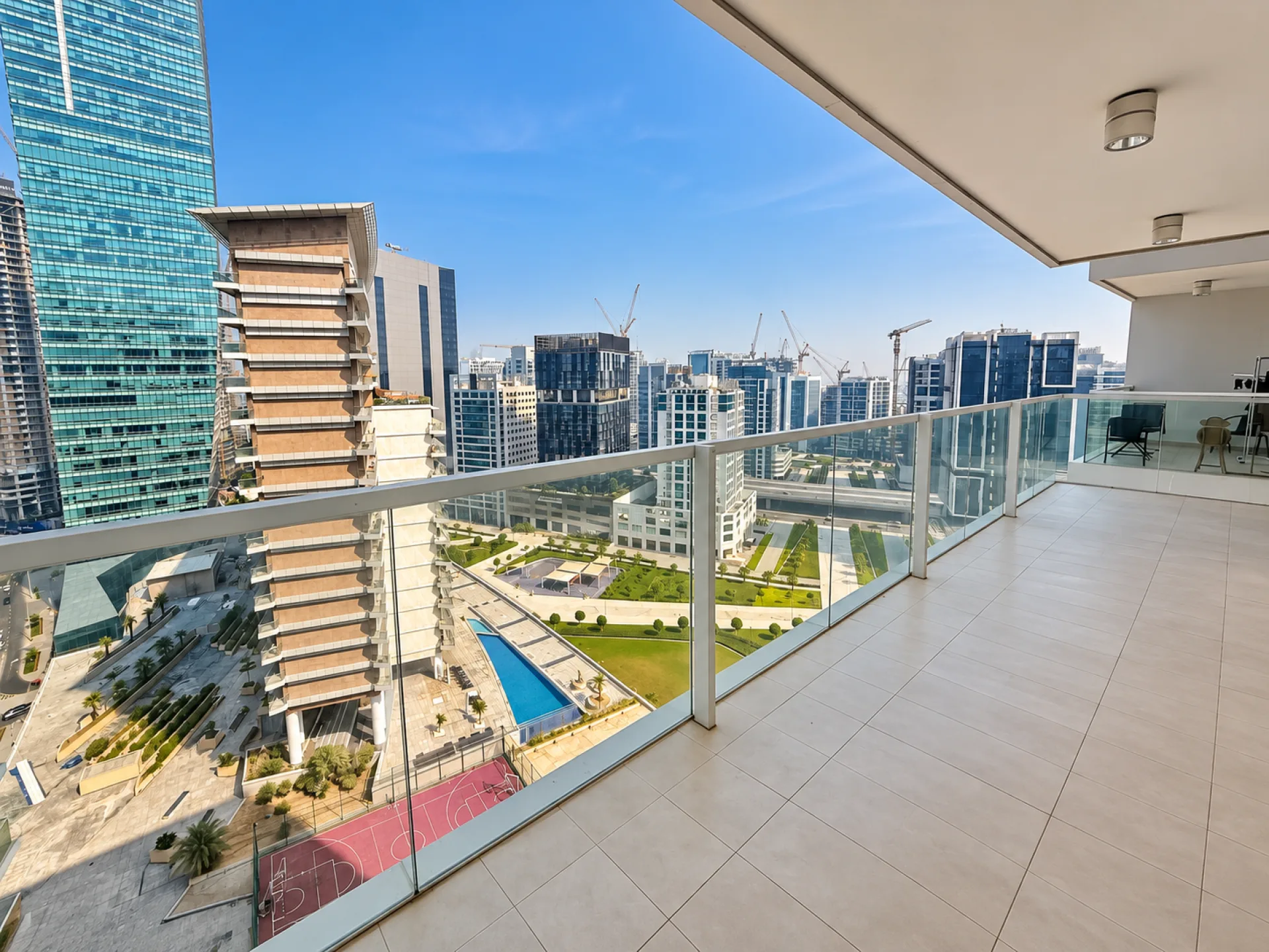 1150715-sunlit-high-rise-balcony-city-view Emplacement premium | Vie moderne | Réservez maintenant – Appartement Dubai (8/9)