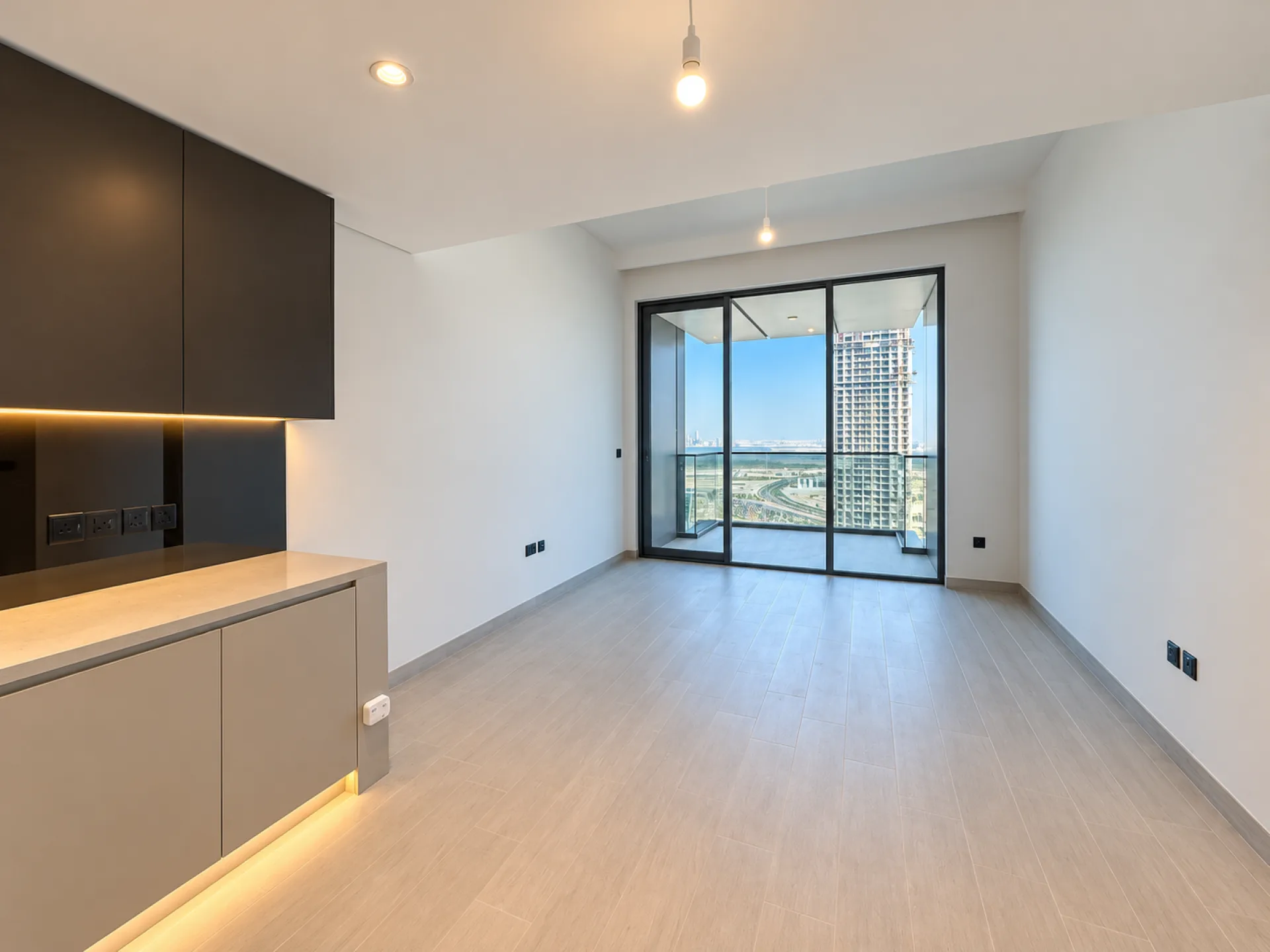ÉTAGE ÉLEVÉ - FINITIONS HAUT DE GAMME - CUISINE ÉQUIPÉE – Appartement Dubai (5/14)